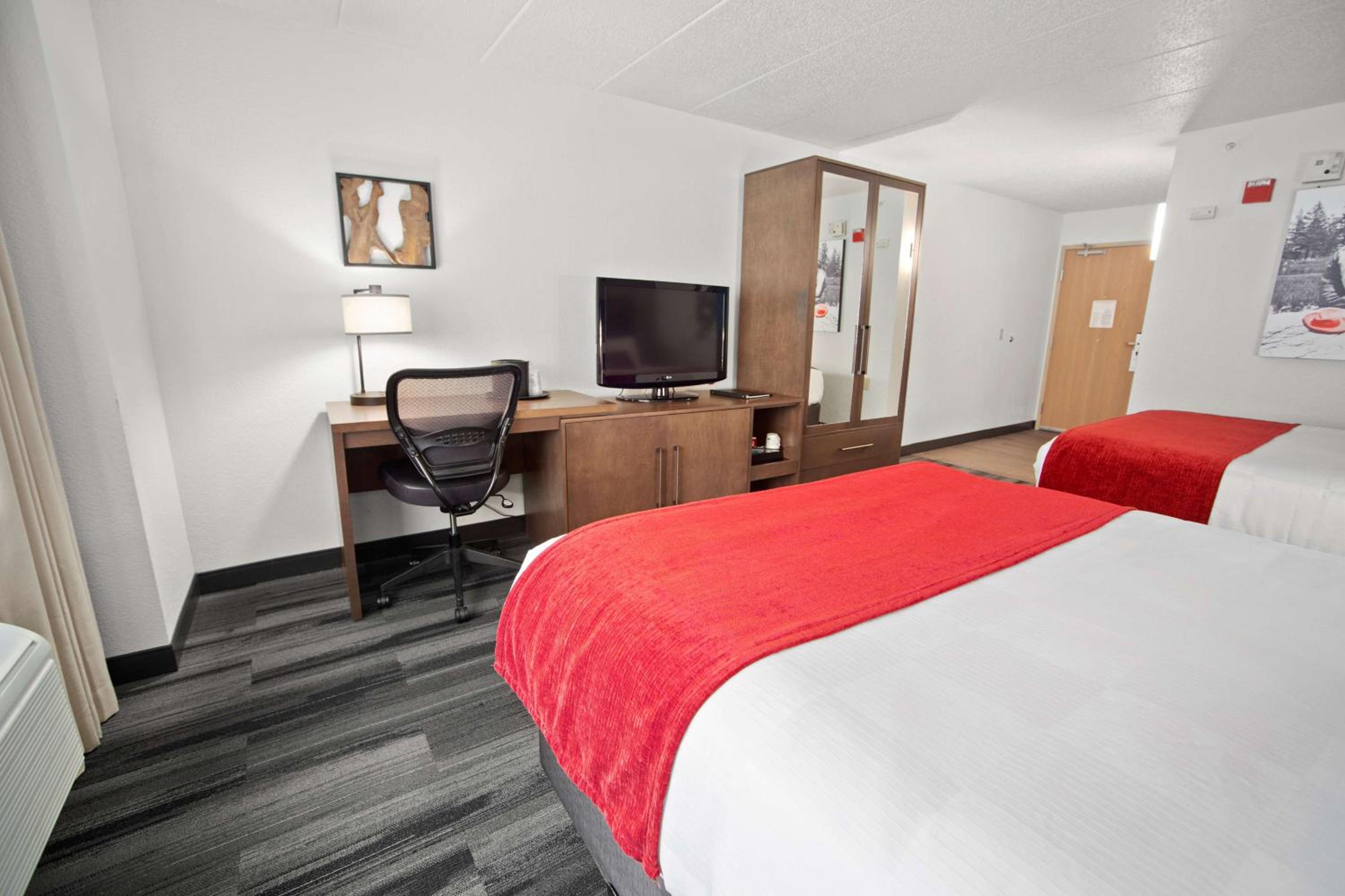 Queen Room With Two Queen Beds - Non-Smoking - Photo 2