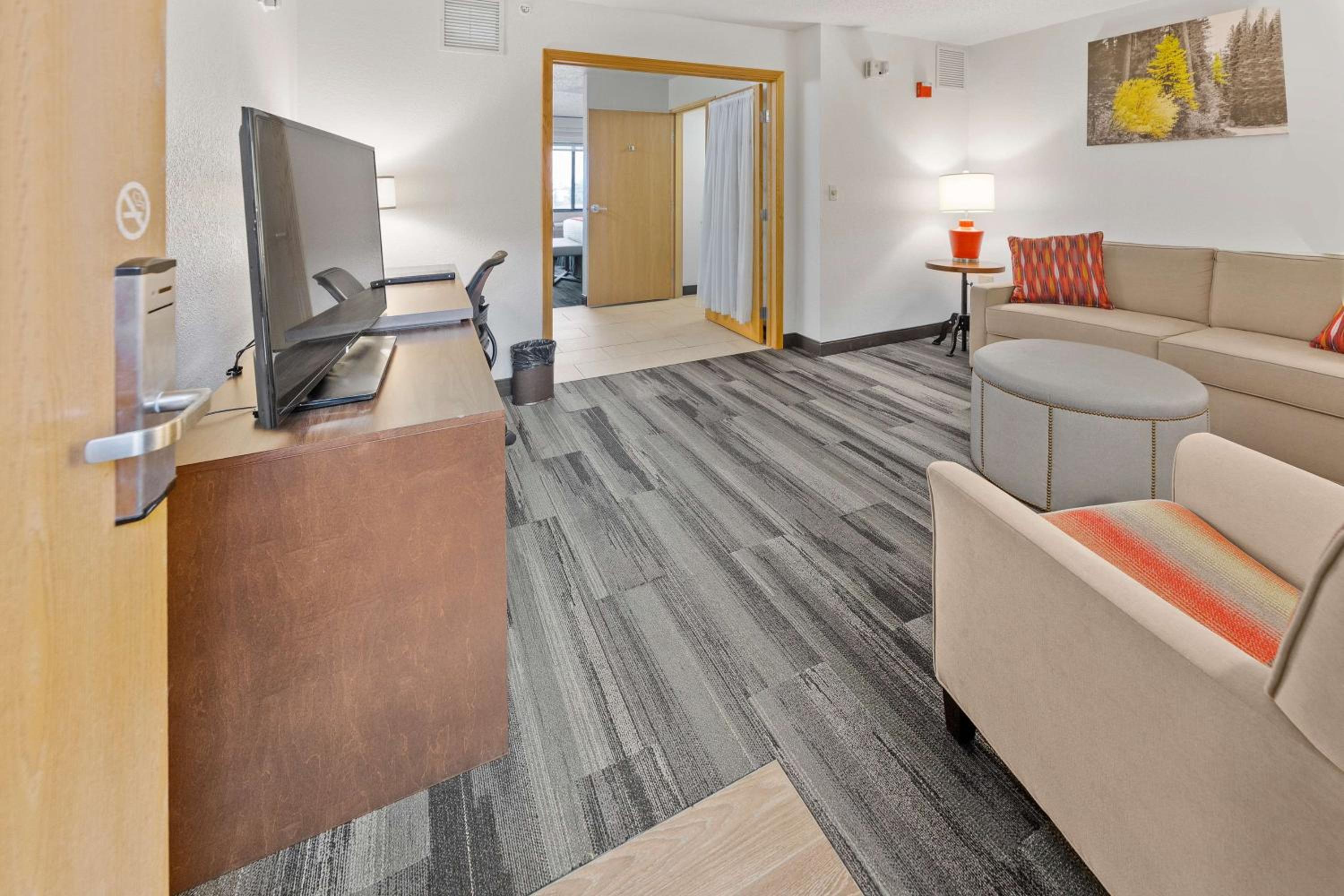 King Suite - Non-Smoking - Photo 2