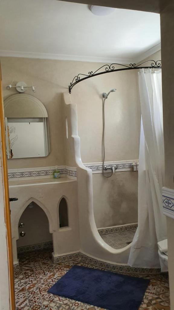 Twin Room with Balcony - Photo 8