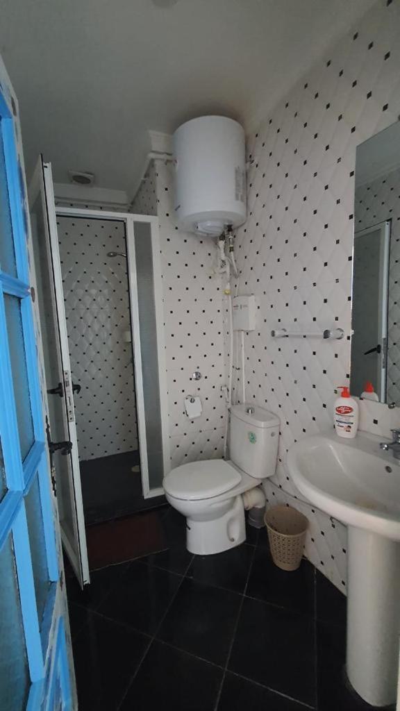 Quadruple Room with Private Bathroom - Photo 2