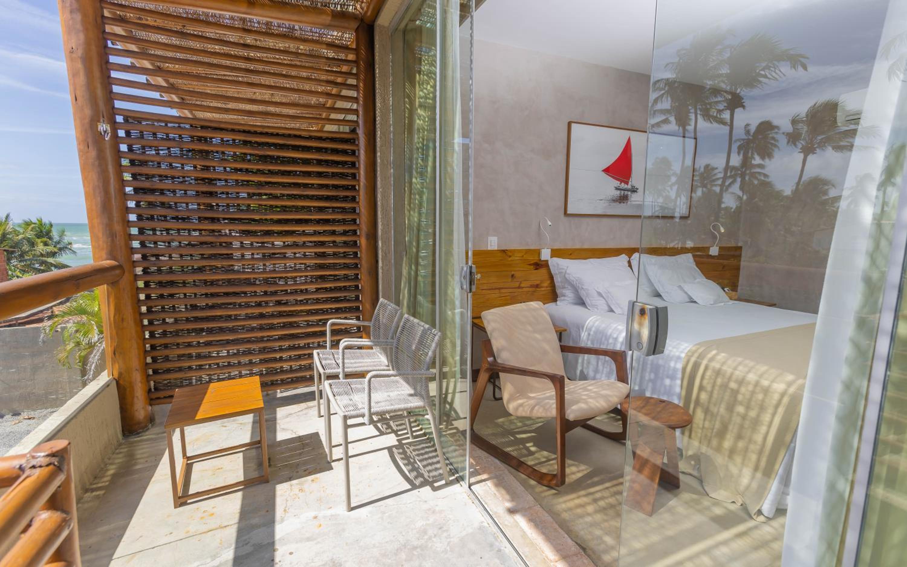 Suite With Balcony and King-size bed With Sea Side View - Bromélia thumbnail 5