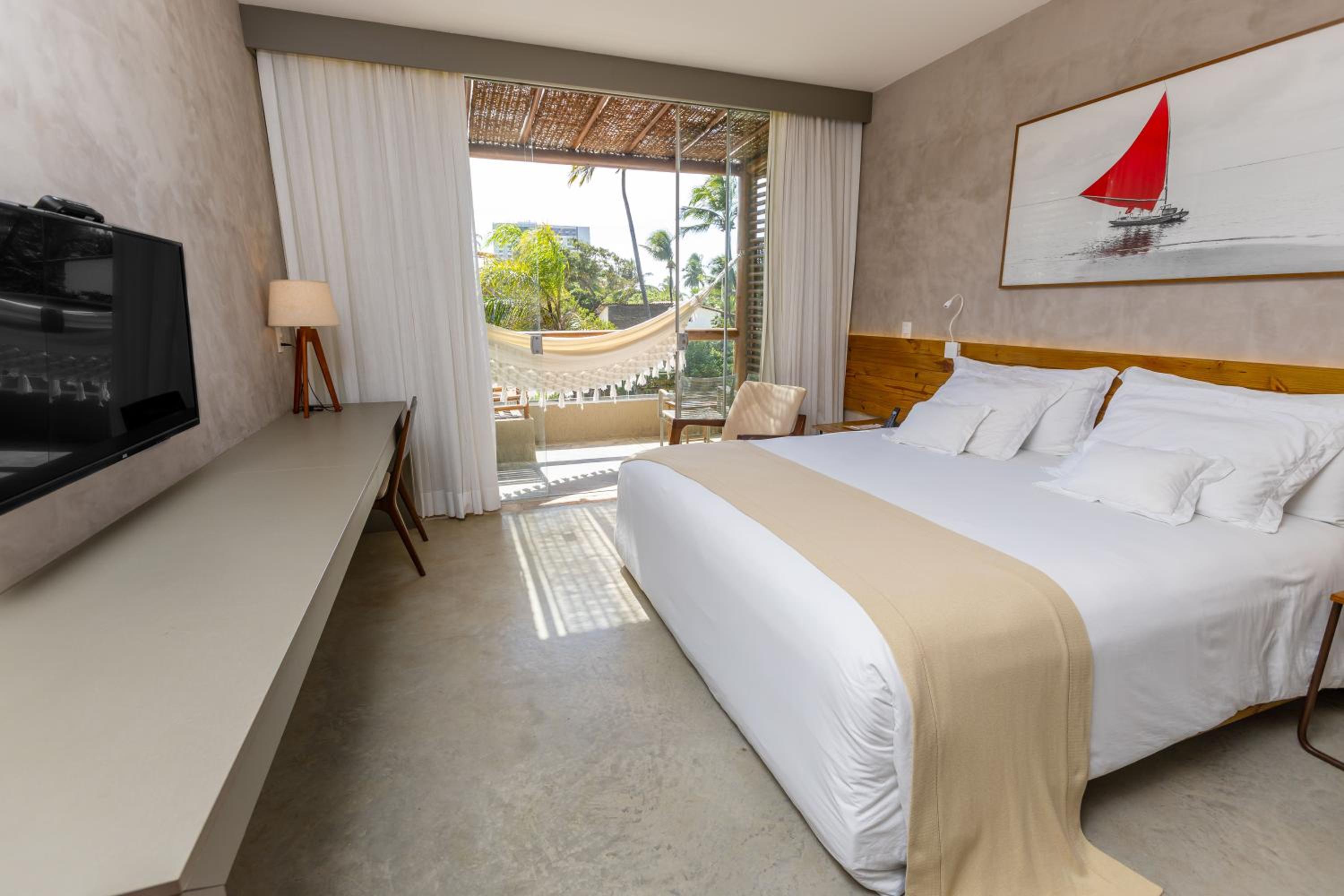 Suite With Balcony and King-size bed With Sea Side View - Bromélia