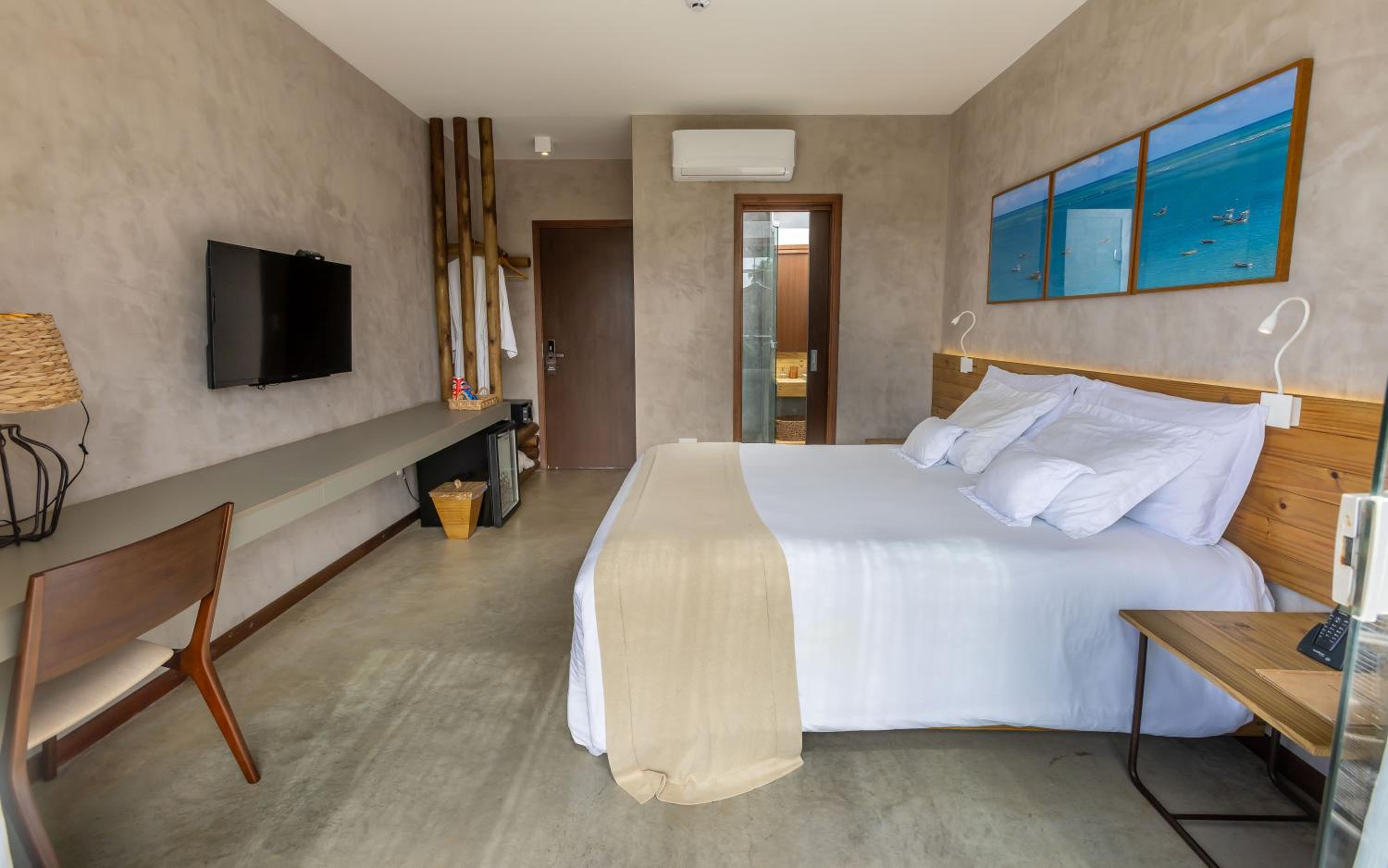 Suite With Balcony and King-size bed With Sea Side View - Bromélia