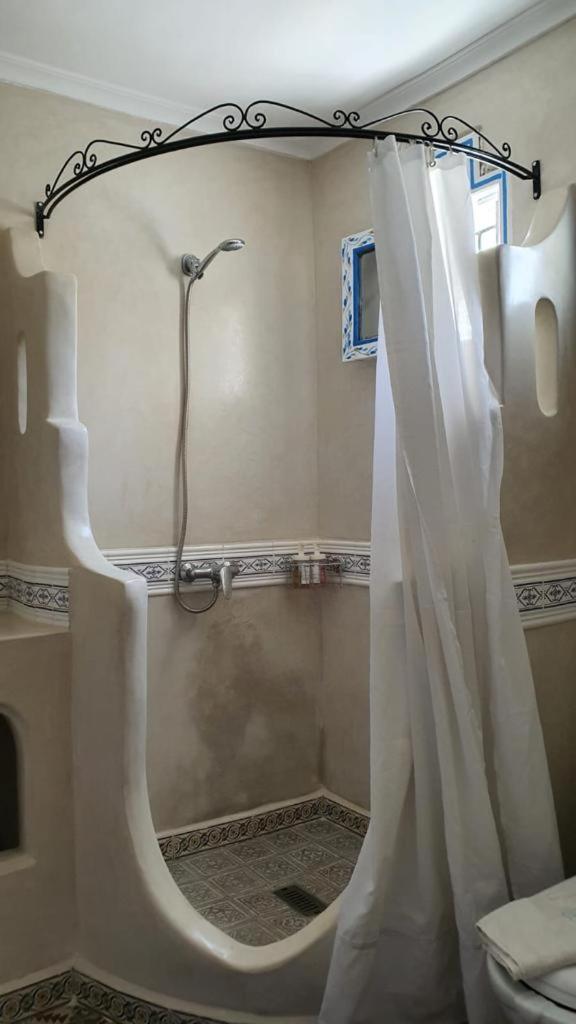 Twin Room with Shower - Photo 3