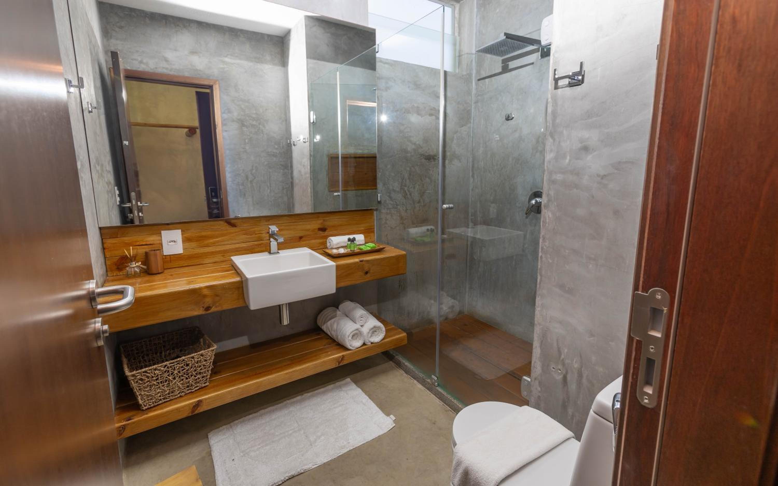 Suite With Balcony and King-size bed With Sea Side View - Bromélia