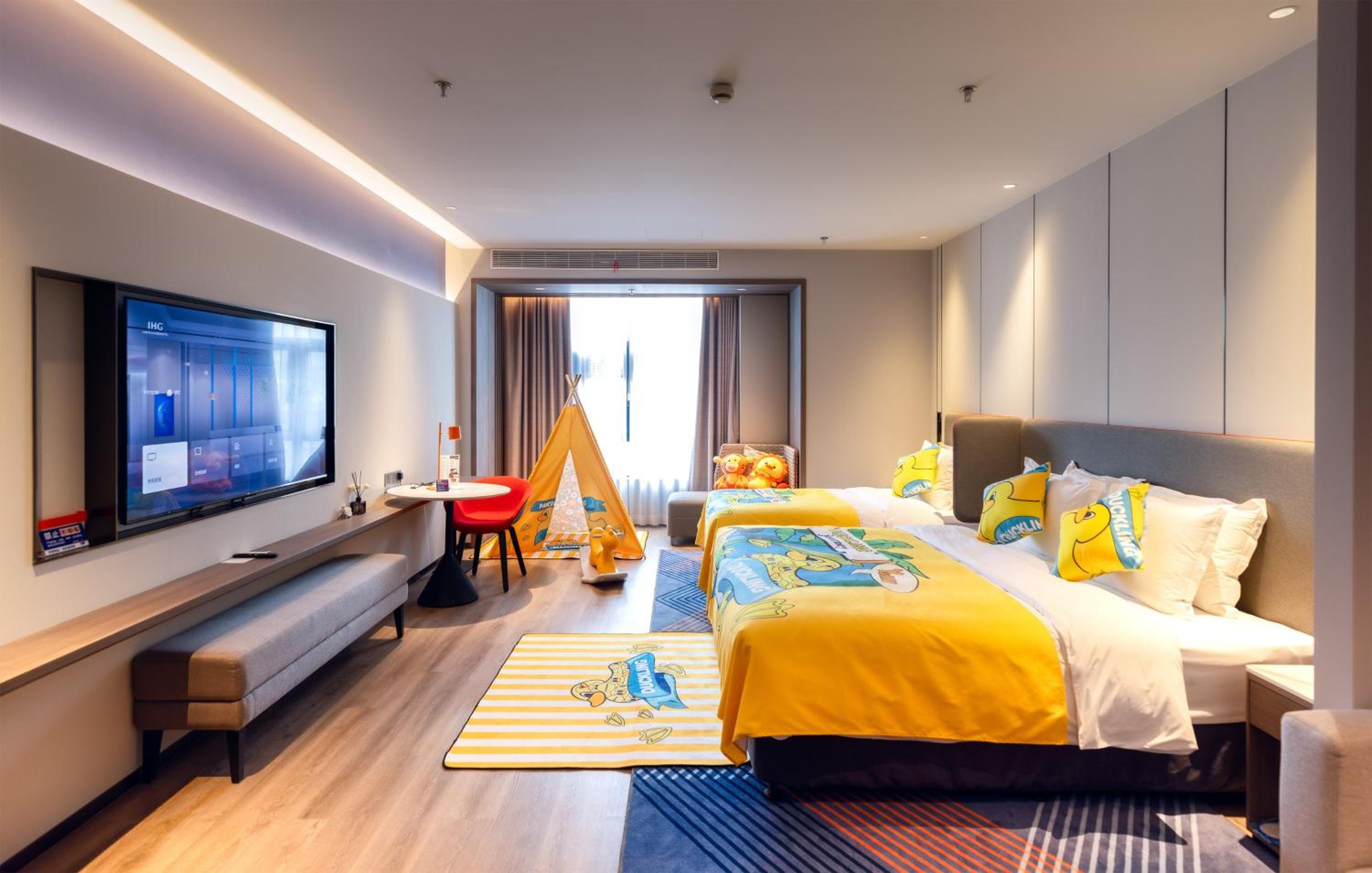 Standard King Room with One Kids Bed - Photo 6