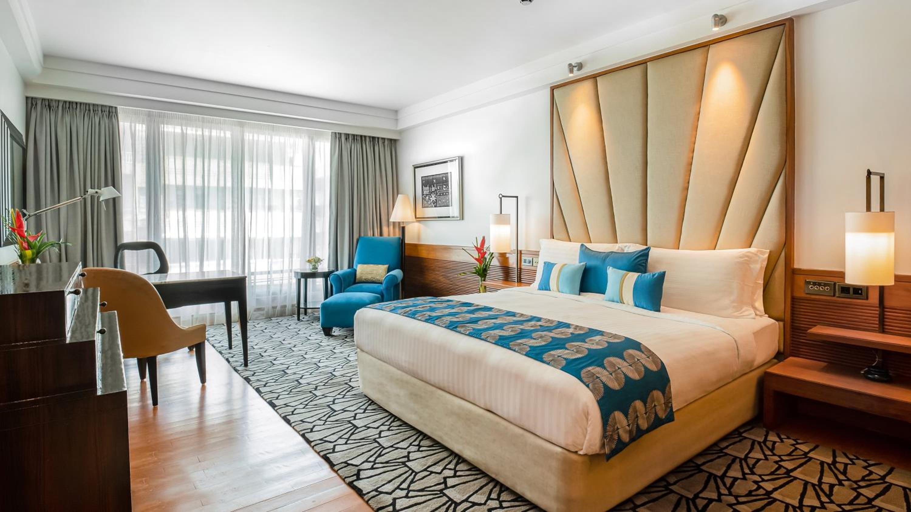 Classic King Room with Bay View - Photo 8