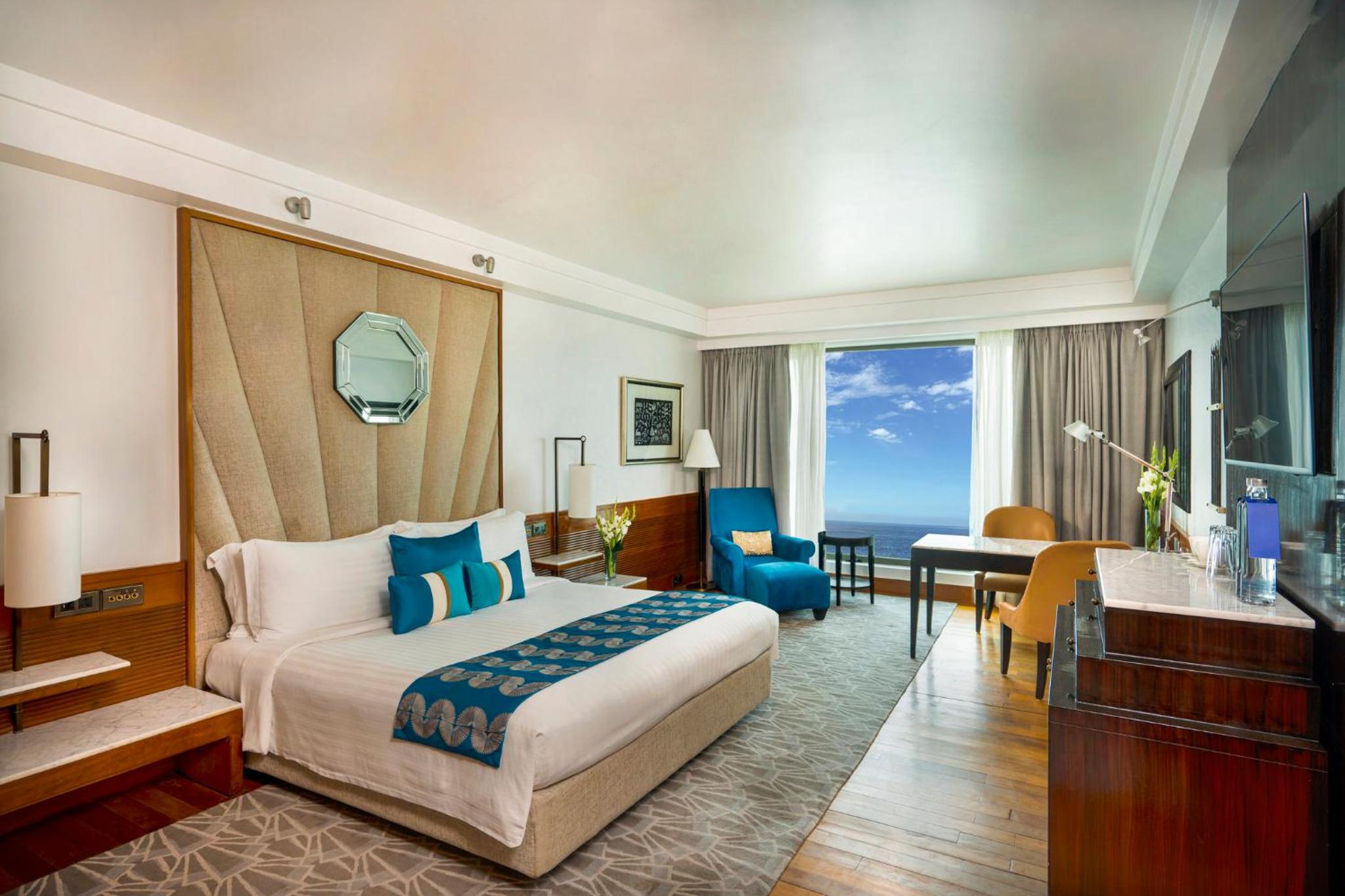 Premium King Room with Sea View - Photo 8