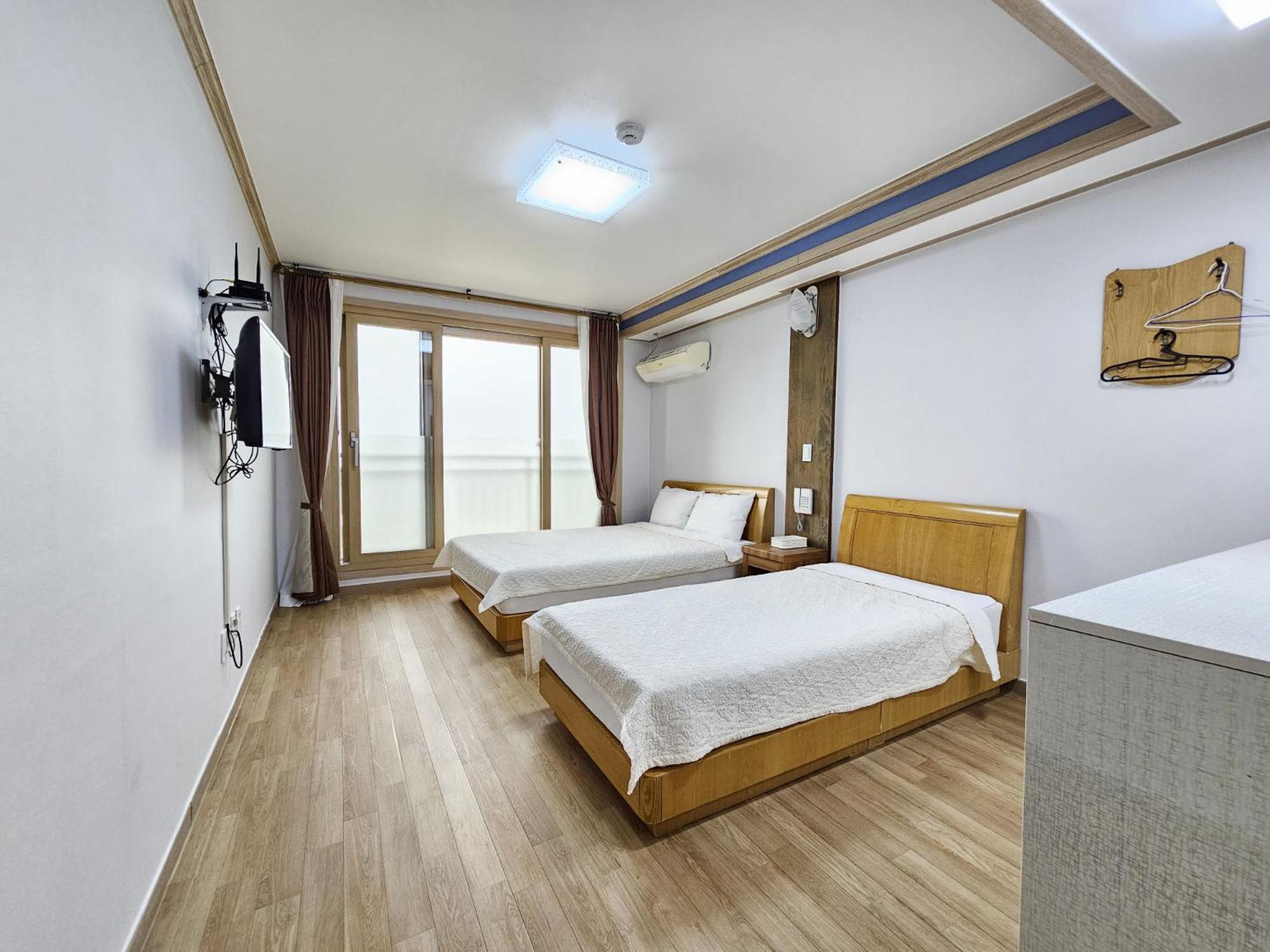 Twin Room - Photo 6