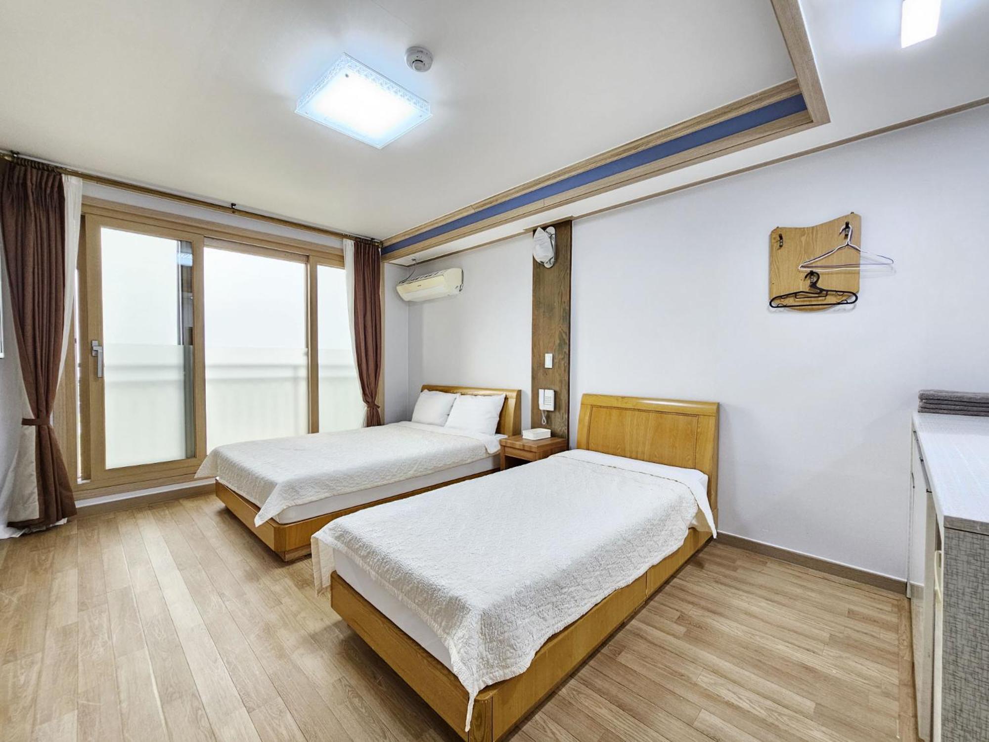 Twin Room - Photo 5