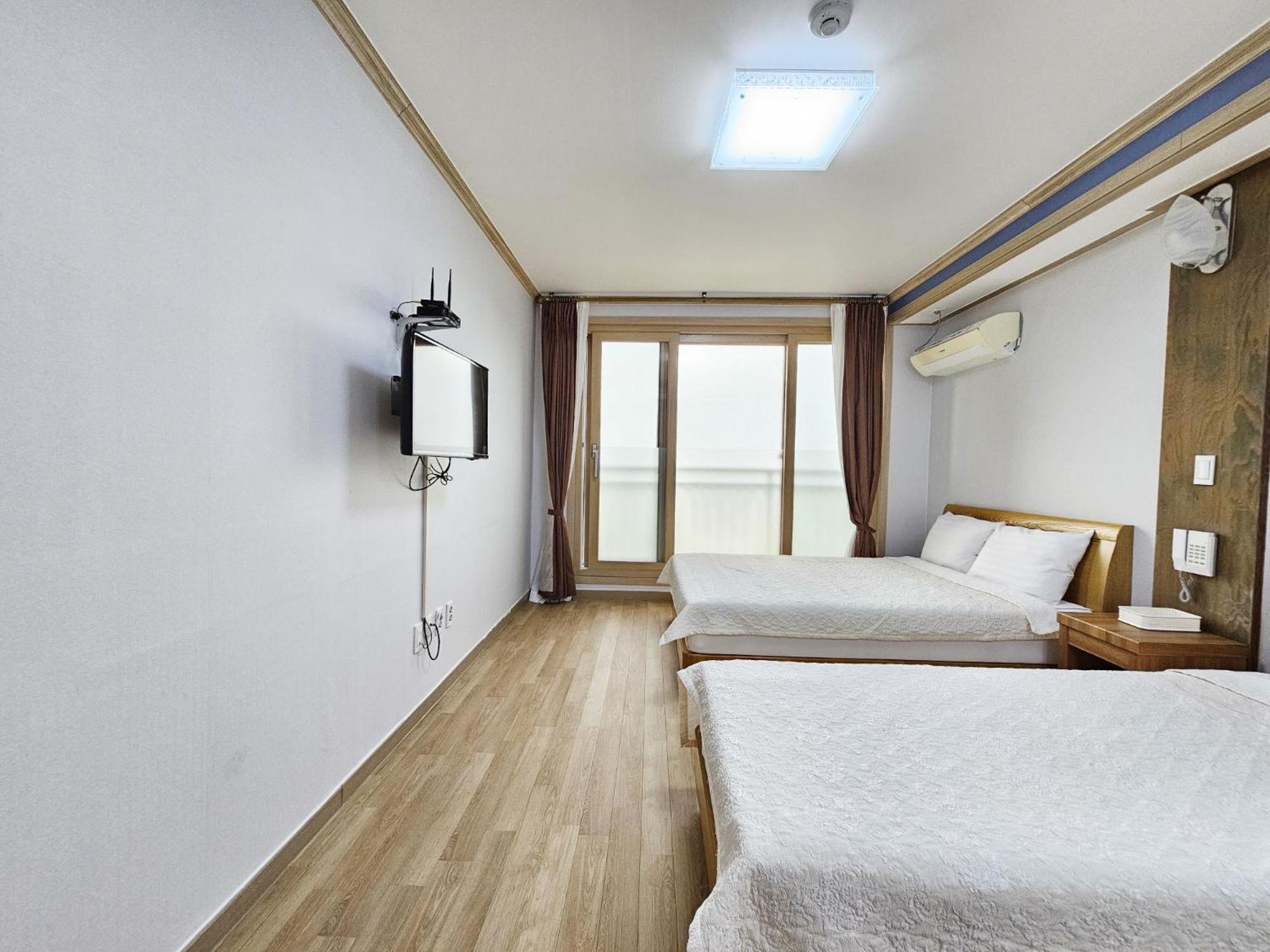 Twin Room - Photo 4