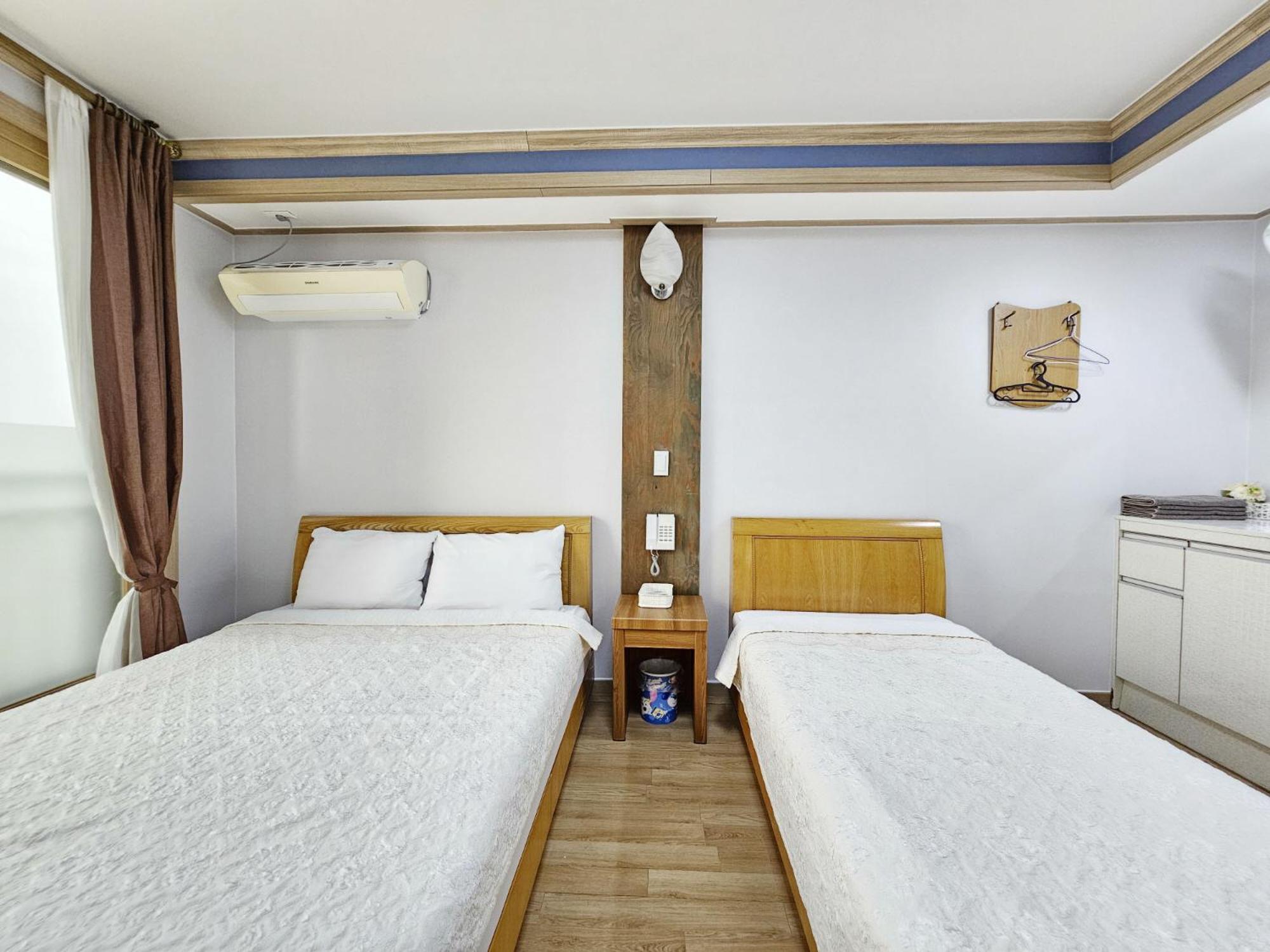 Twin Room - Photo 3