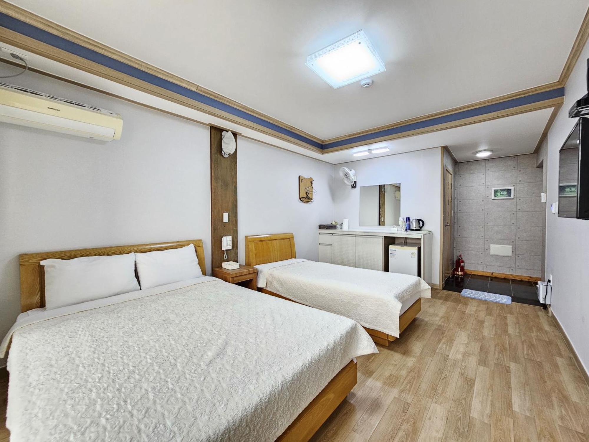 Twin Room - Photo 7