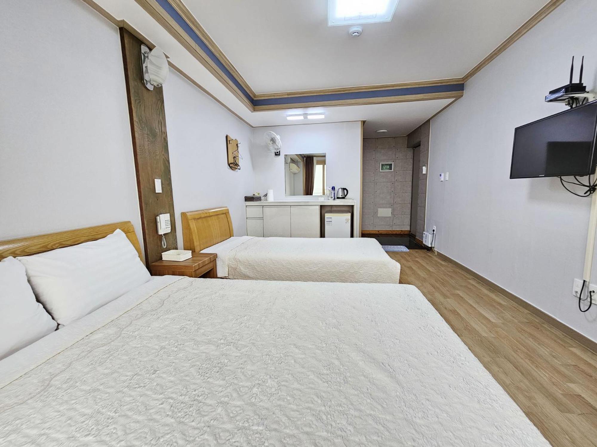 Twin Room - Photo 8