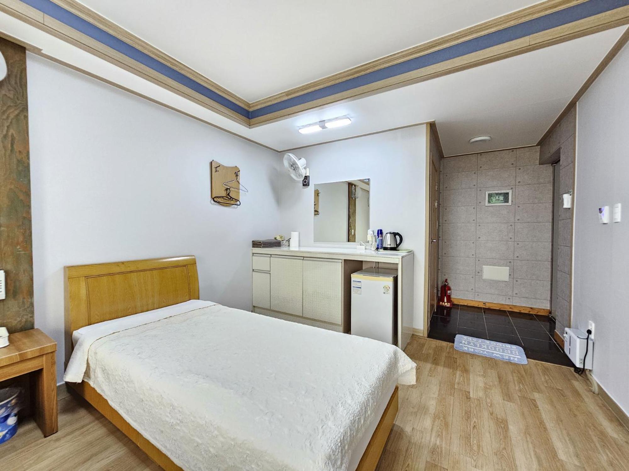 Twin Room - Photo 9