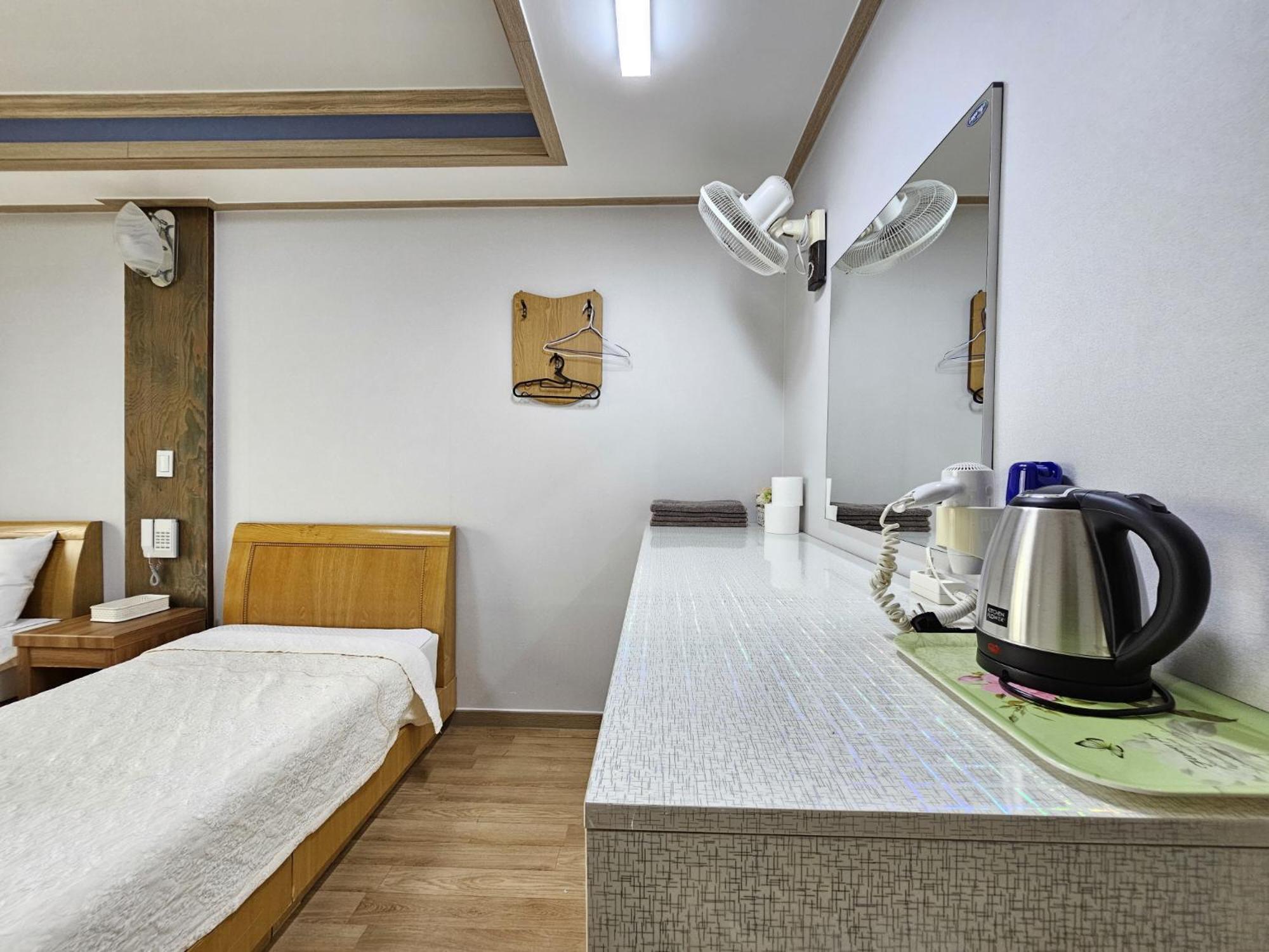 Twin Room - Photo 1