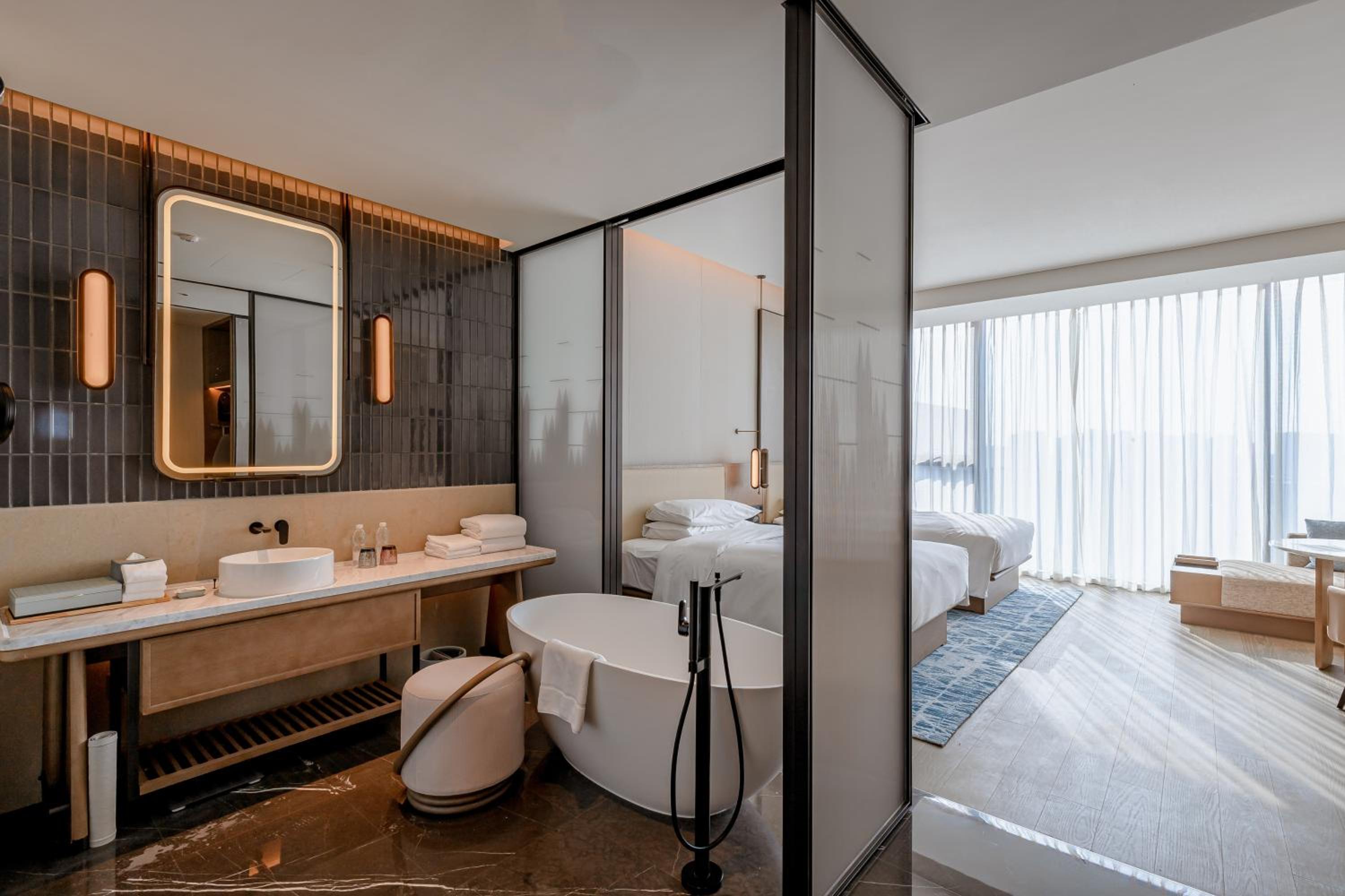 Premier Twin Room with Lake View - Photo 4