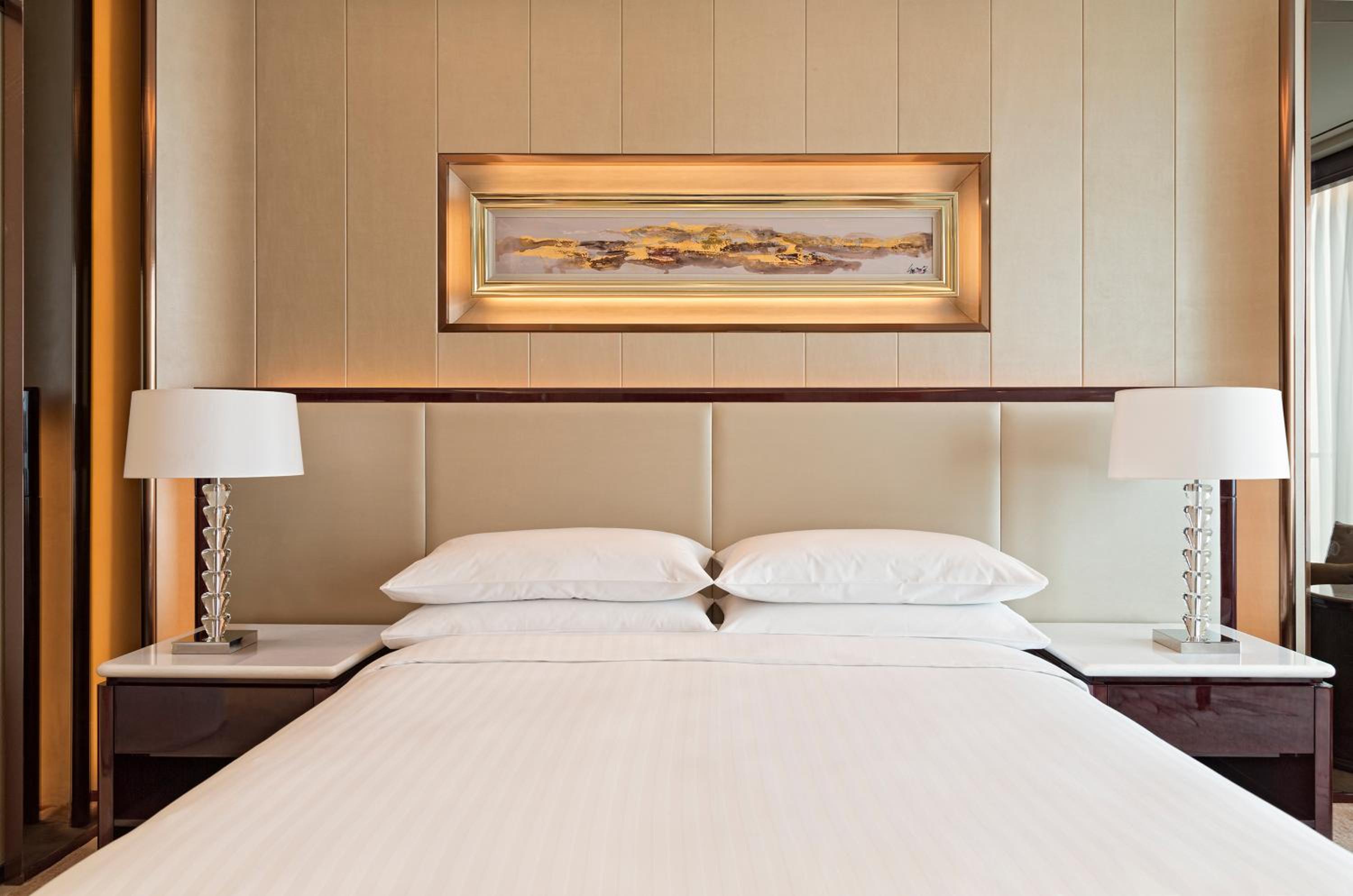 Deluxe King Room with Lake View  photo 2