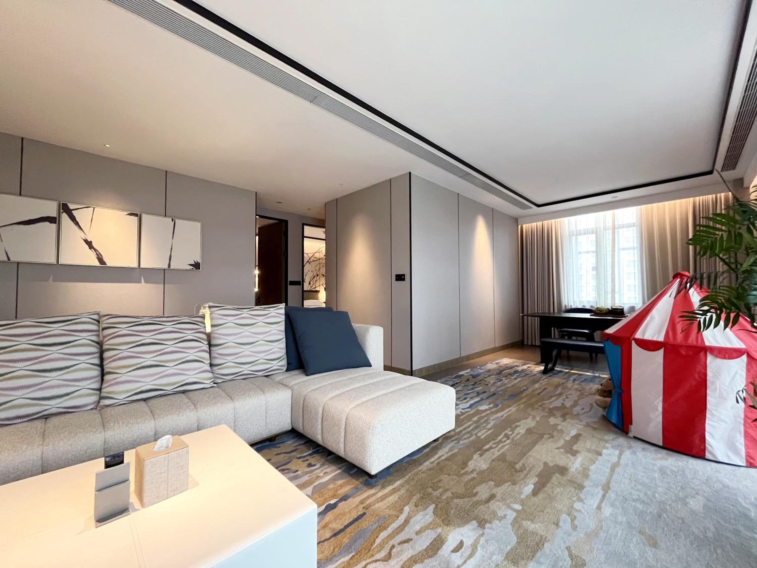 One-Bedroom King Suite with Kid Bed - Kids Theme - Photo 2