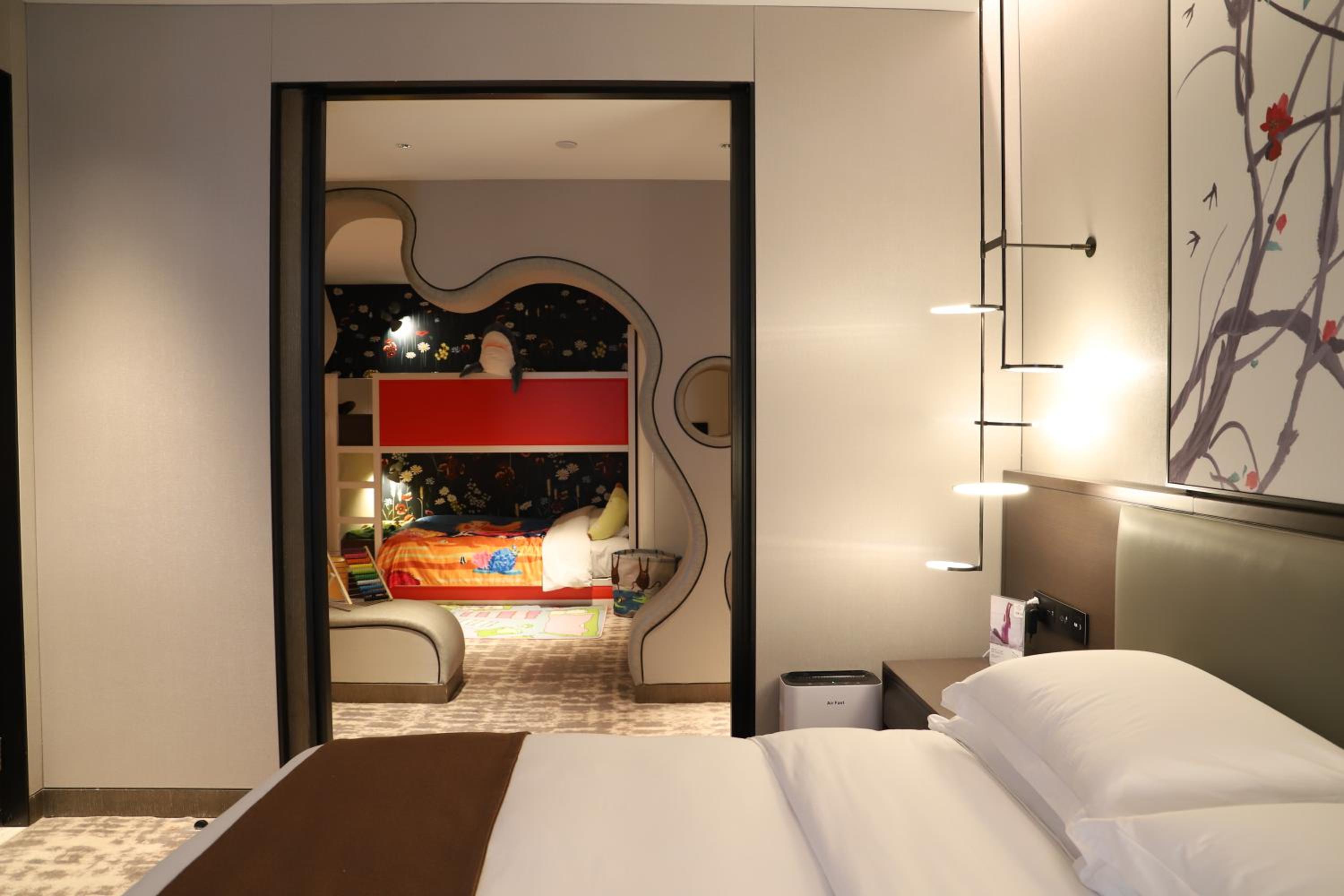 One-Bedroom King Suite with Kid Bed - Kids Theme - Photo 4
