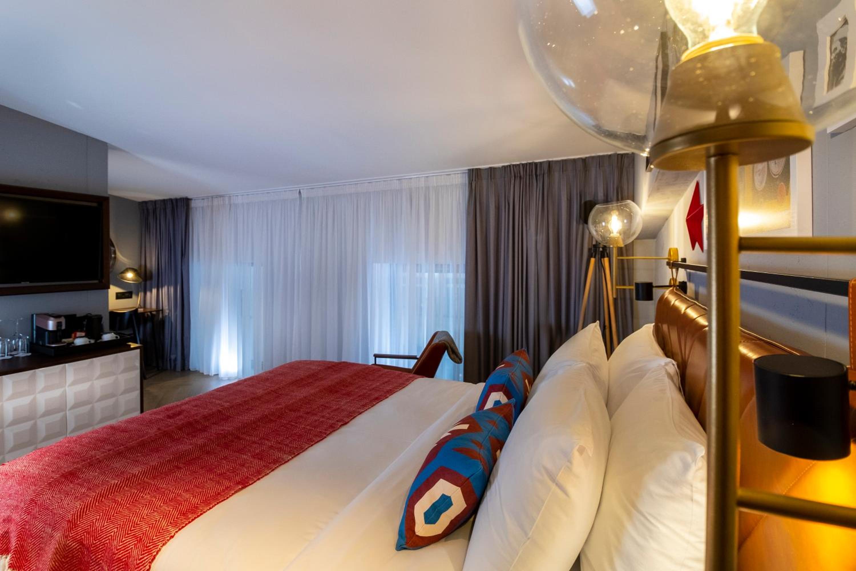 Standard Queen Room with Street View - Photo 6