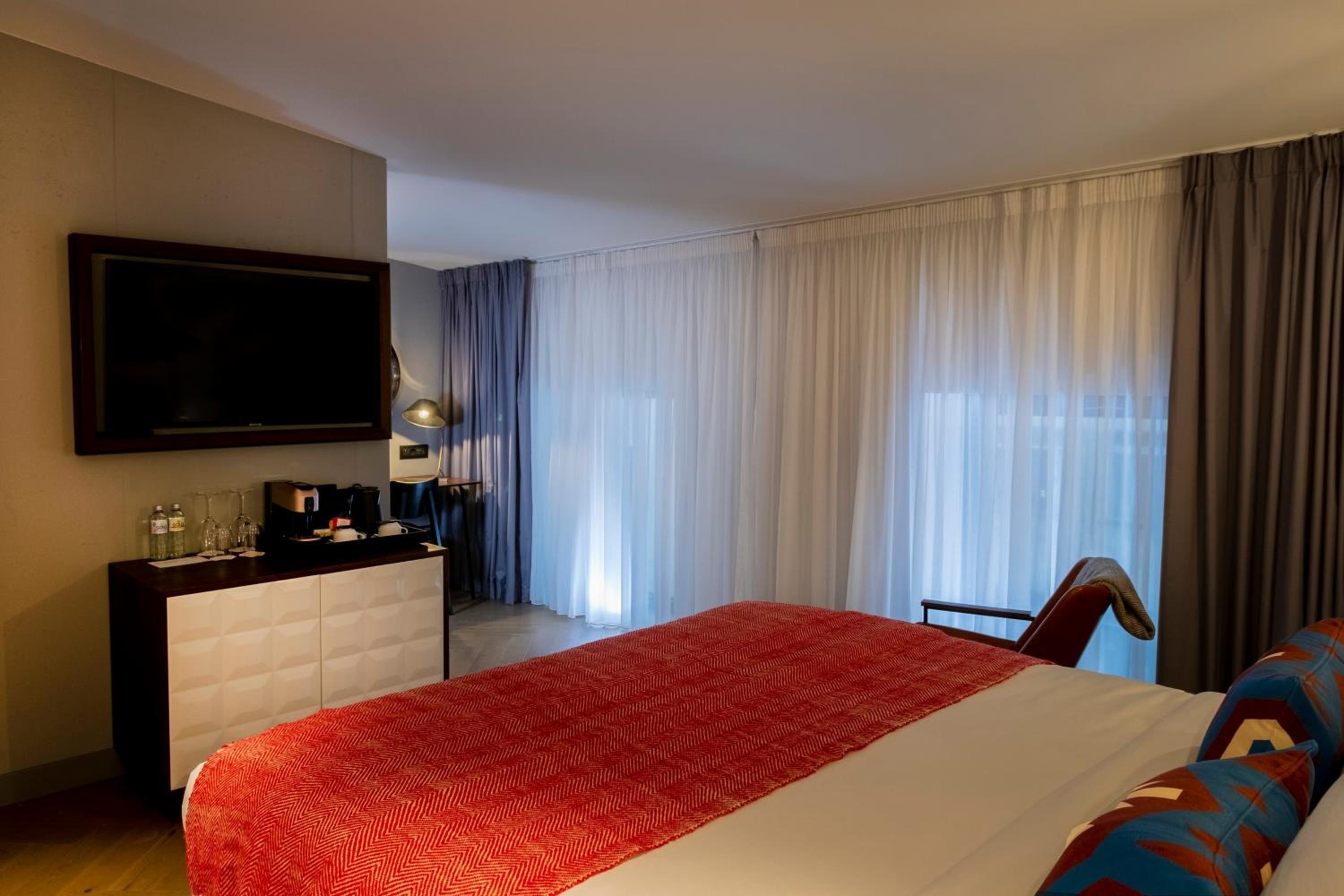 Standard Queen Room with Street View - Photo 2