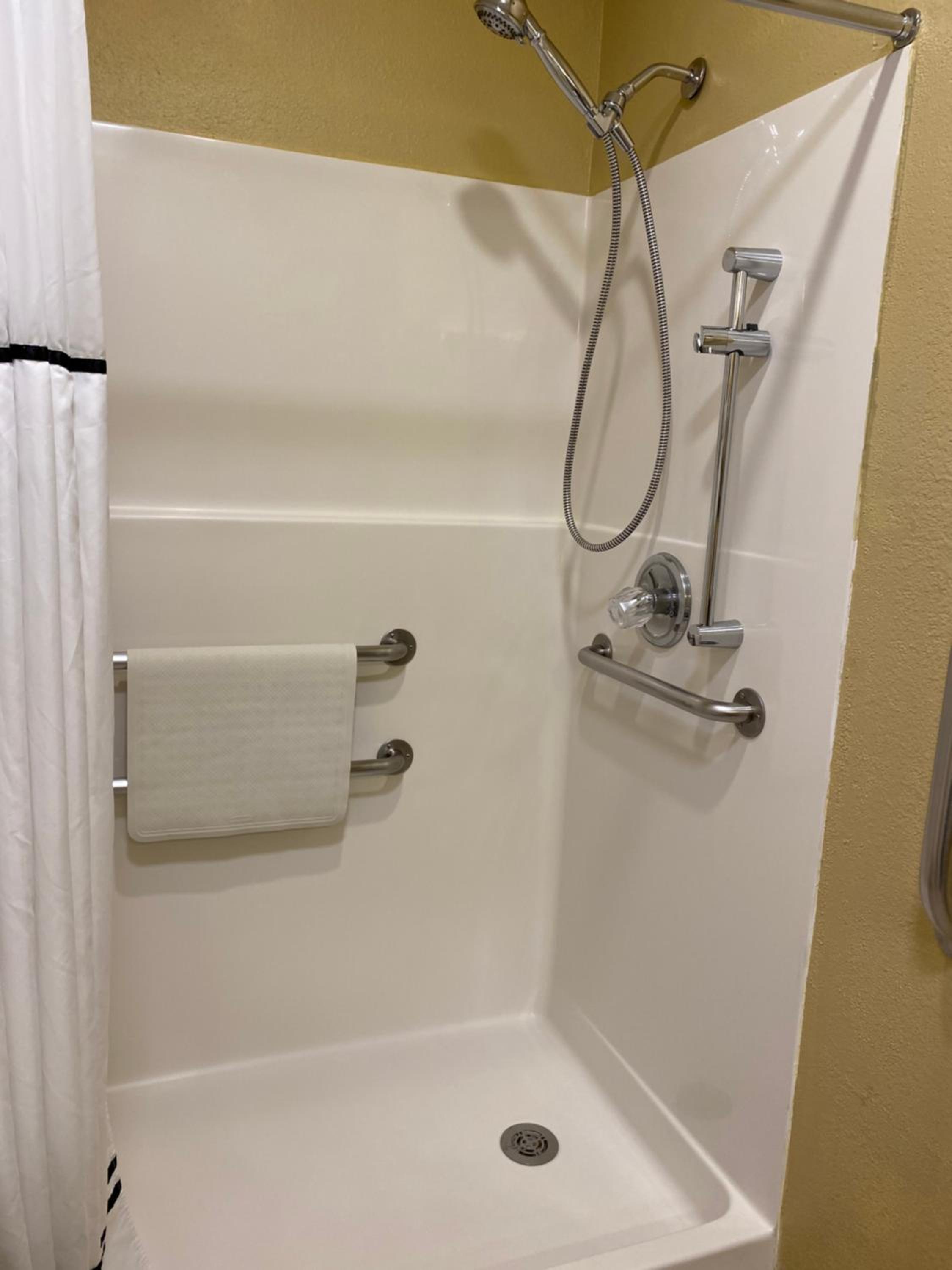 King Room with Roll-in Shower - Mobility Access/Non-Smoking photo 3
