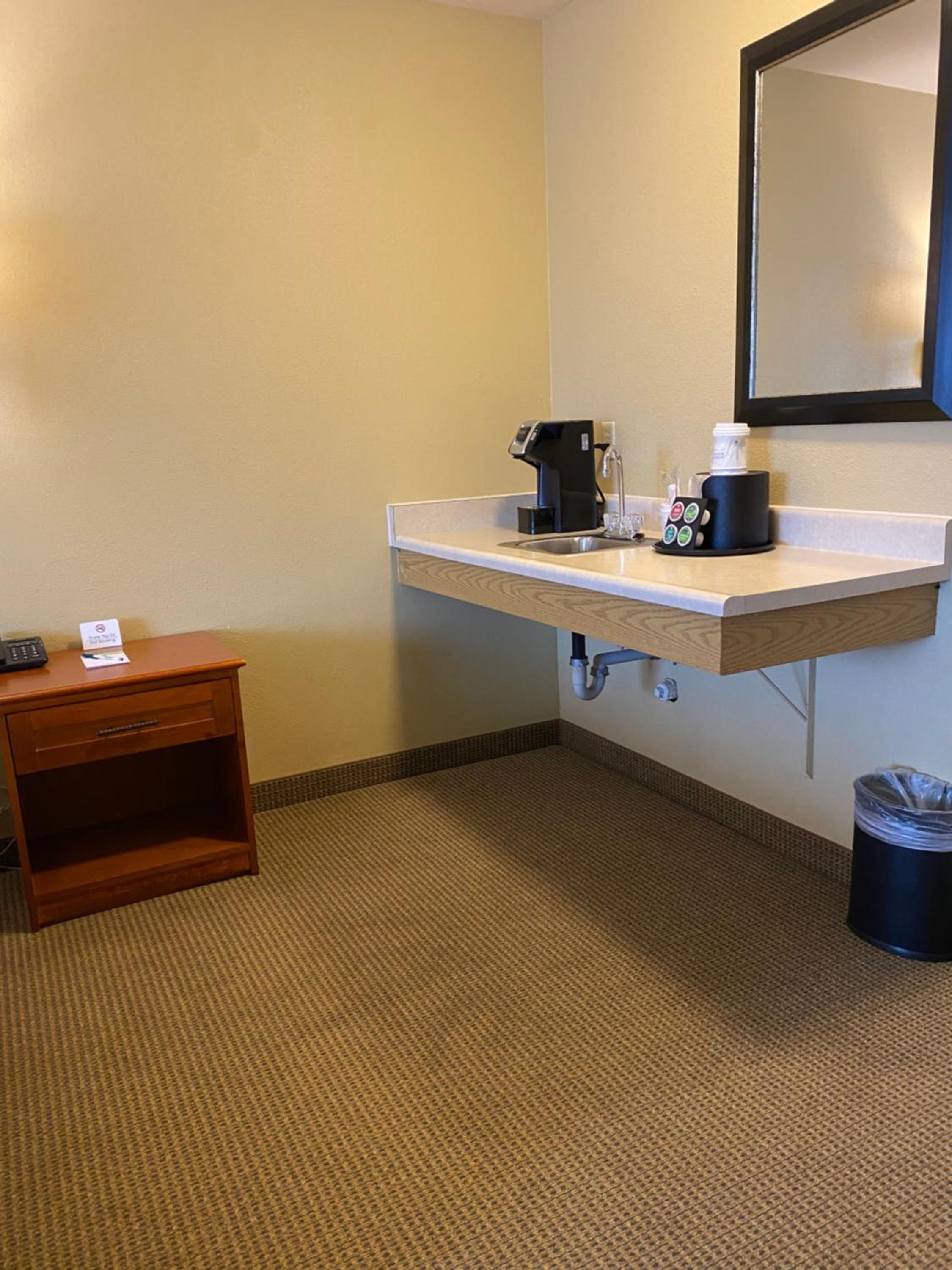 King Room with Roll-in Shower - Mobility Access/Non-Smoking photo 2