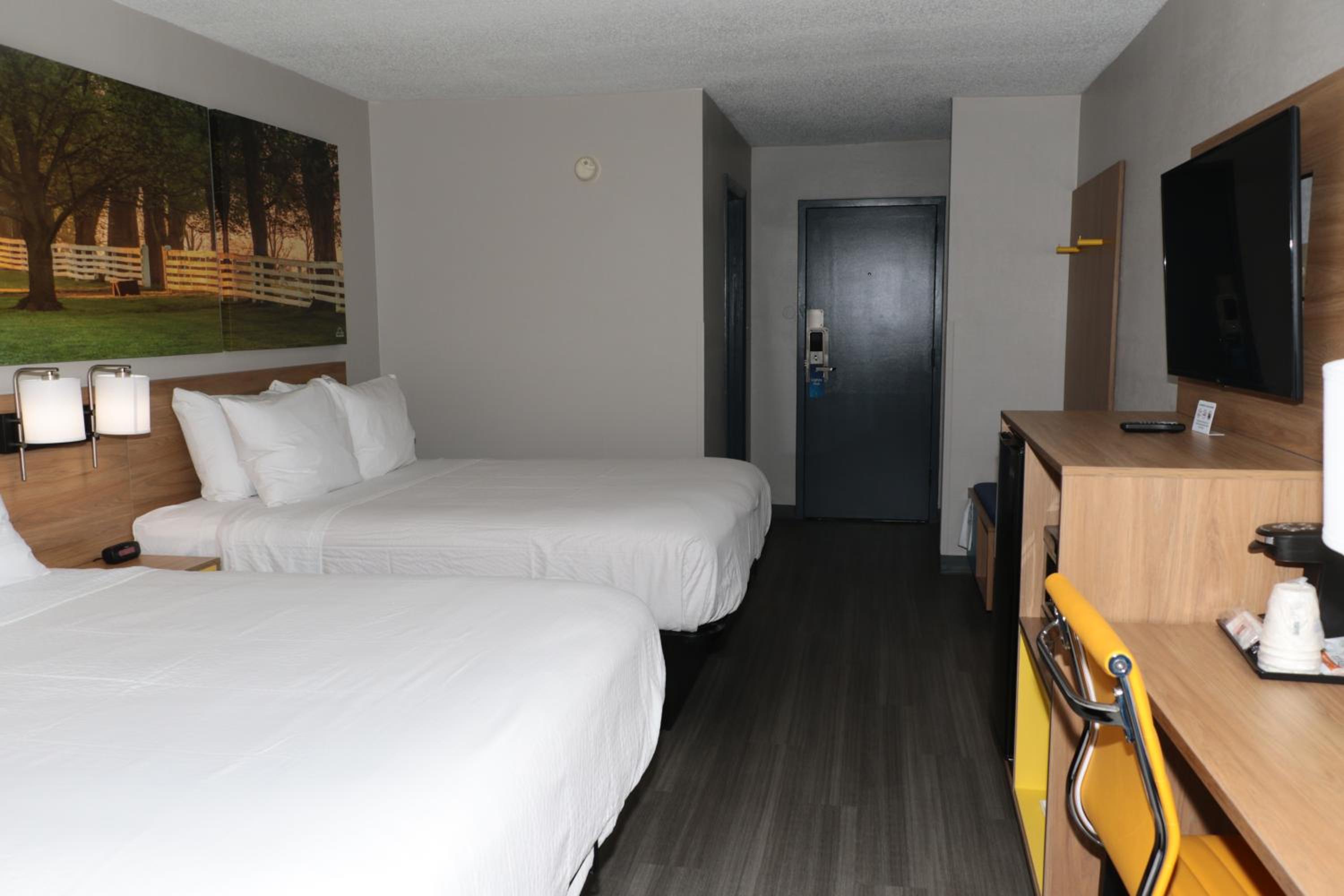Queen Room with Two Queen Beds - Non-Smoking - Photo 4