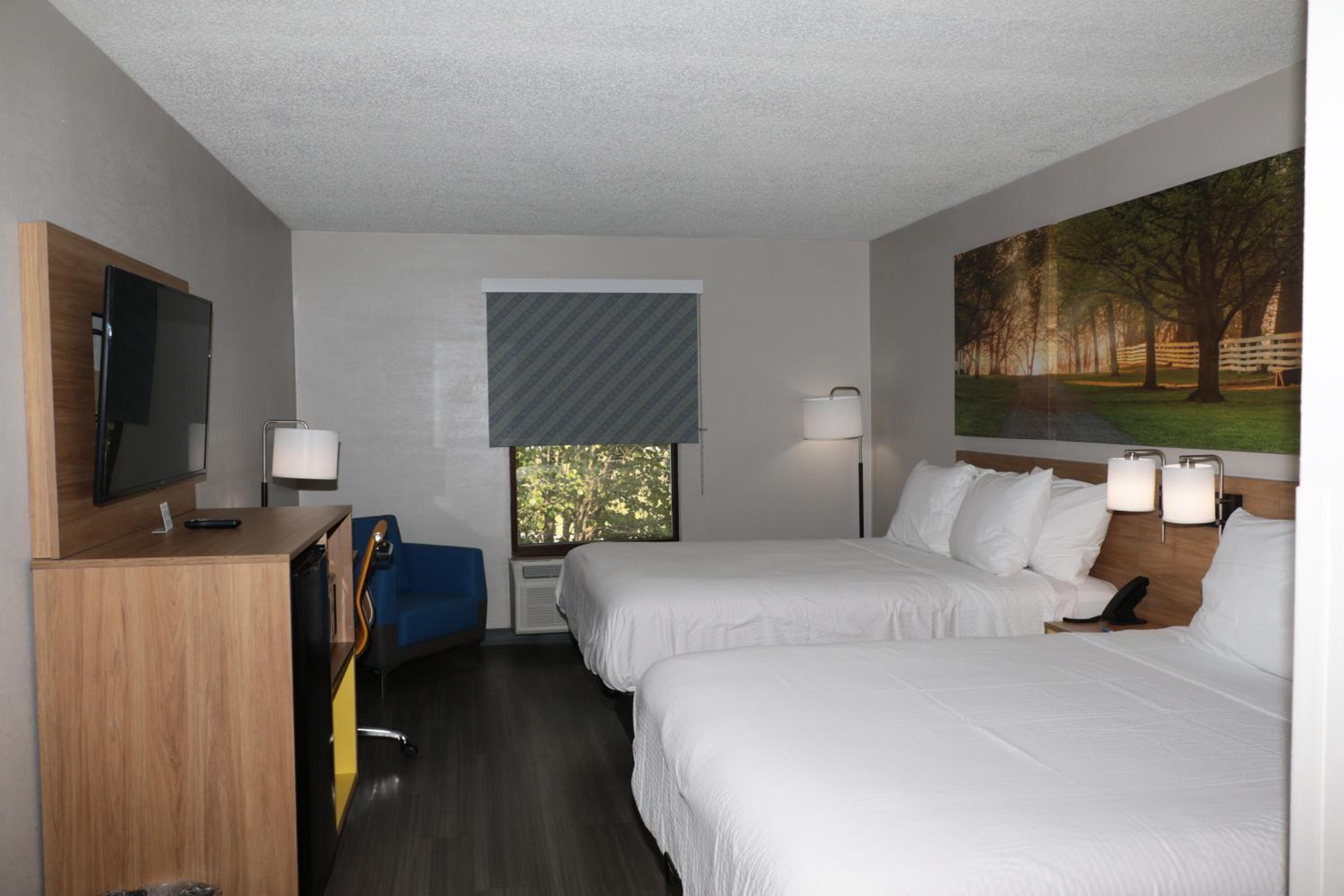 Queen Room with Two Queen Beds - Non-Smoking - Photo 1