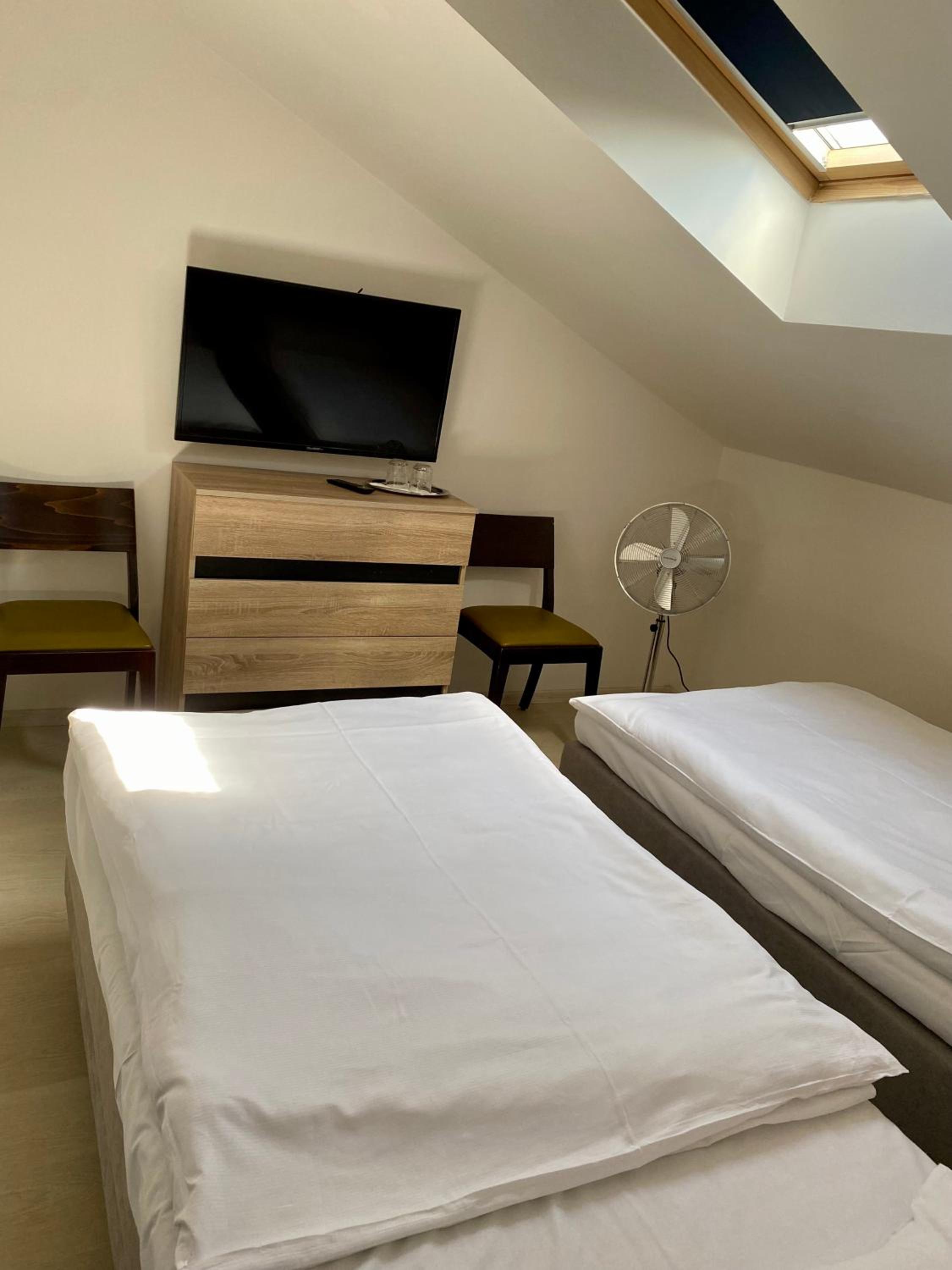 Twin Room with Private Bathroom photo 3
