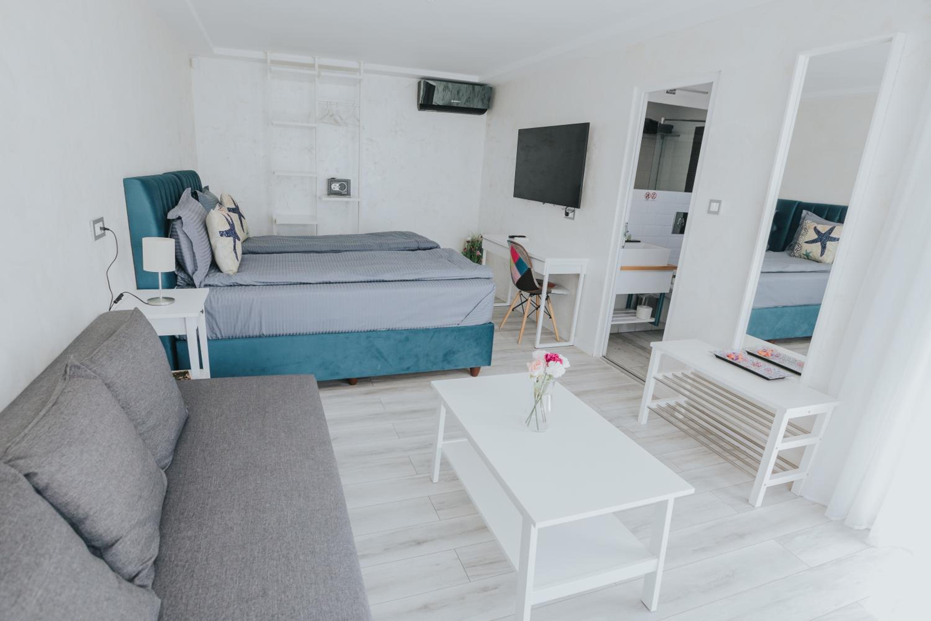 King Studio with Sofa Bed