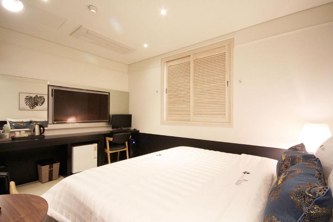 Standard Double Room - Photo 11