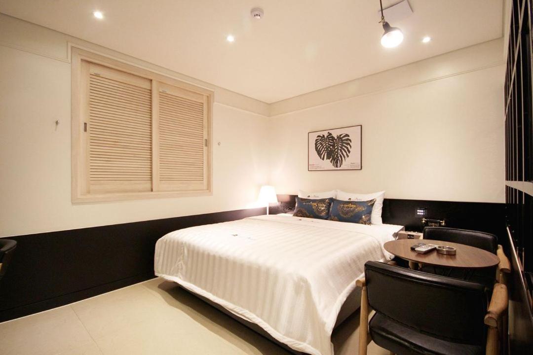 Standard Double Room - Photo 13