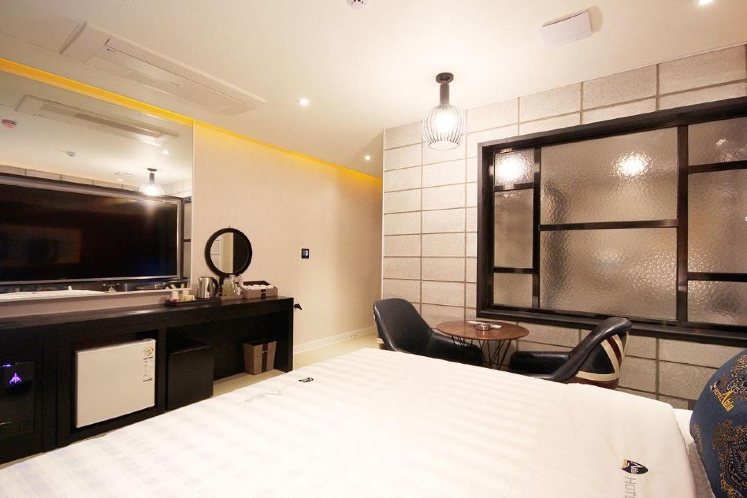 Standard Double Room - Photo 8