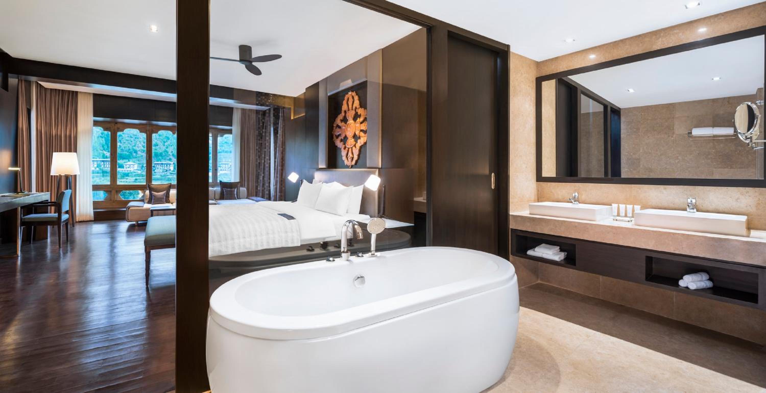 Deluxe King, Larger Guest room, 1 King or 1 Double, Sofa bed photo 1
