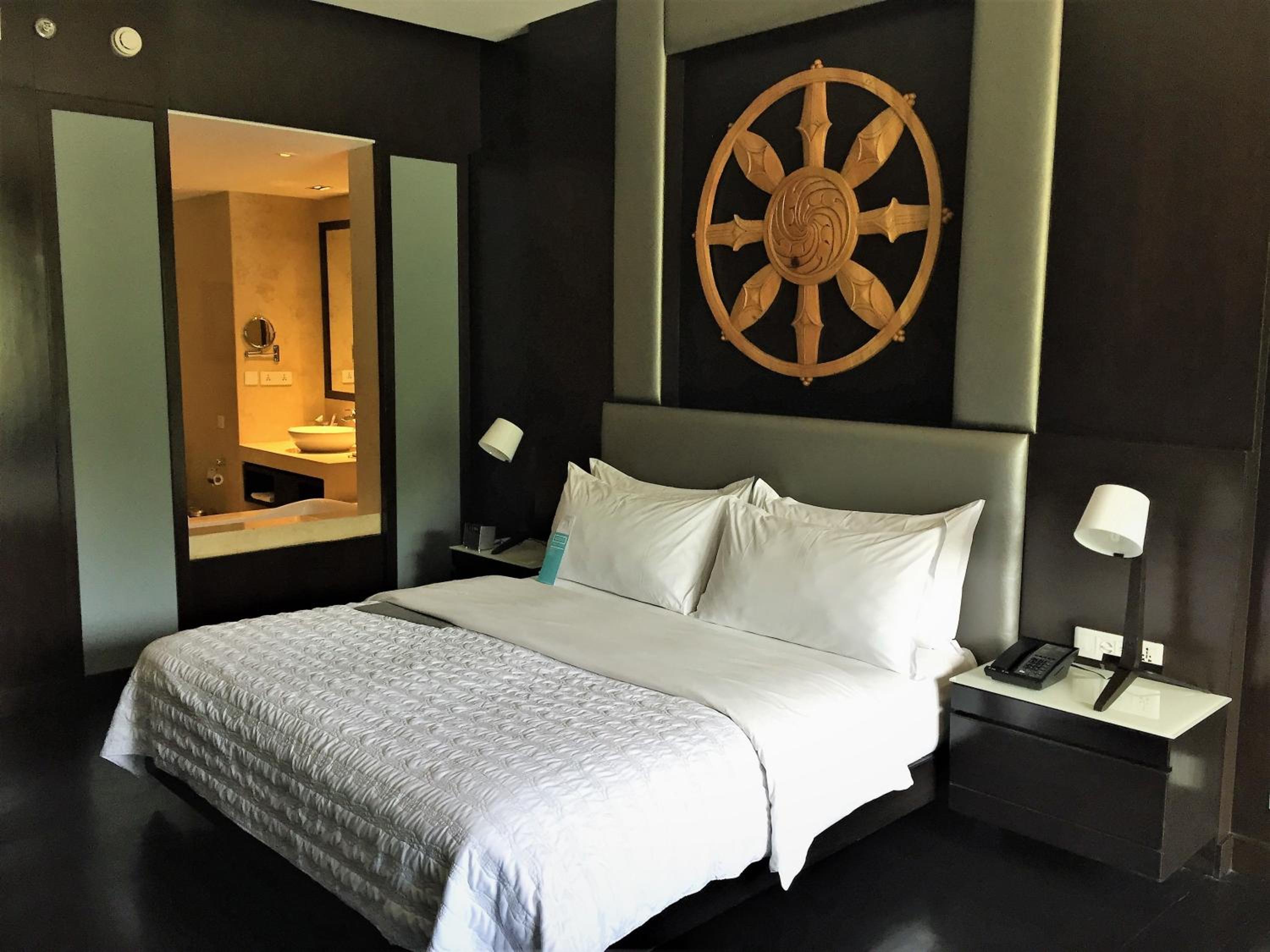 Deluxe King, Larger Guest room, 1 King or 1 Double, Sofa bed photo 2
