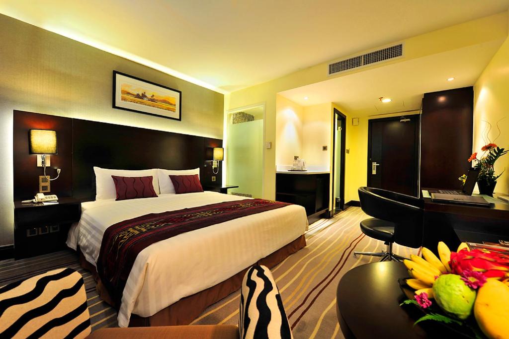 Deluxe King Room - Photo 3