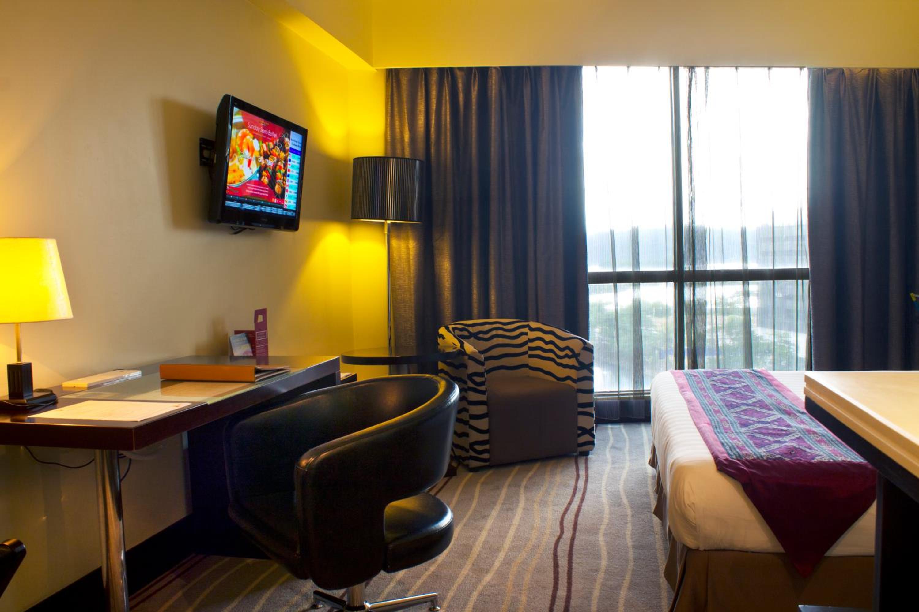 Deluxe King Room - Photo 4