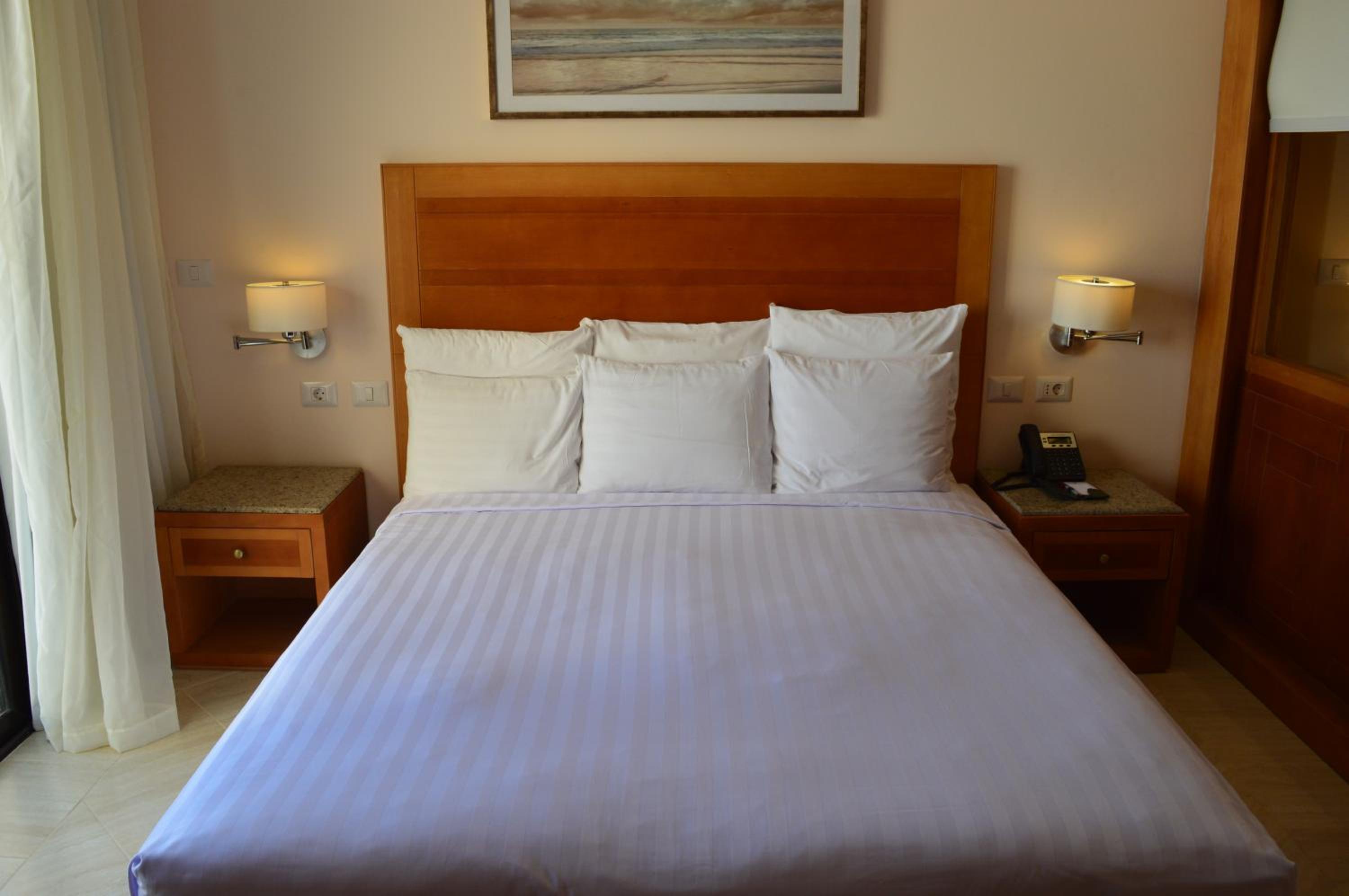 Deluxe Double Room with Side Sea View - Photo 4