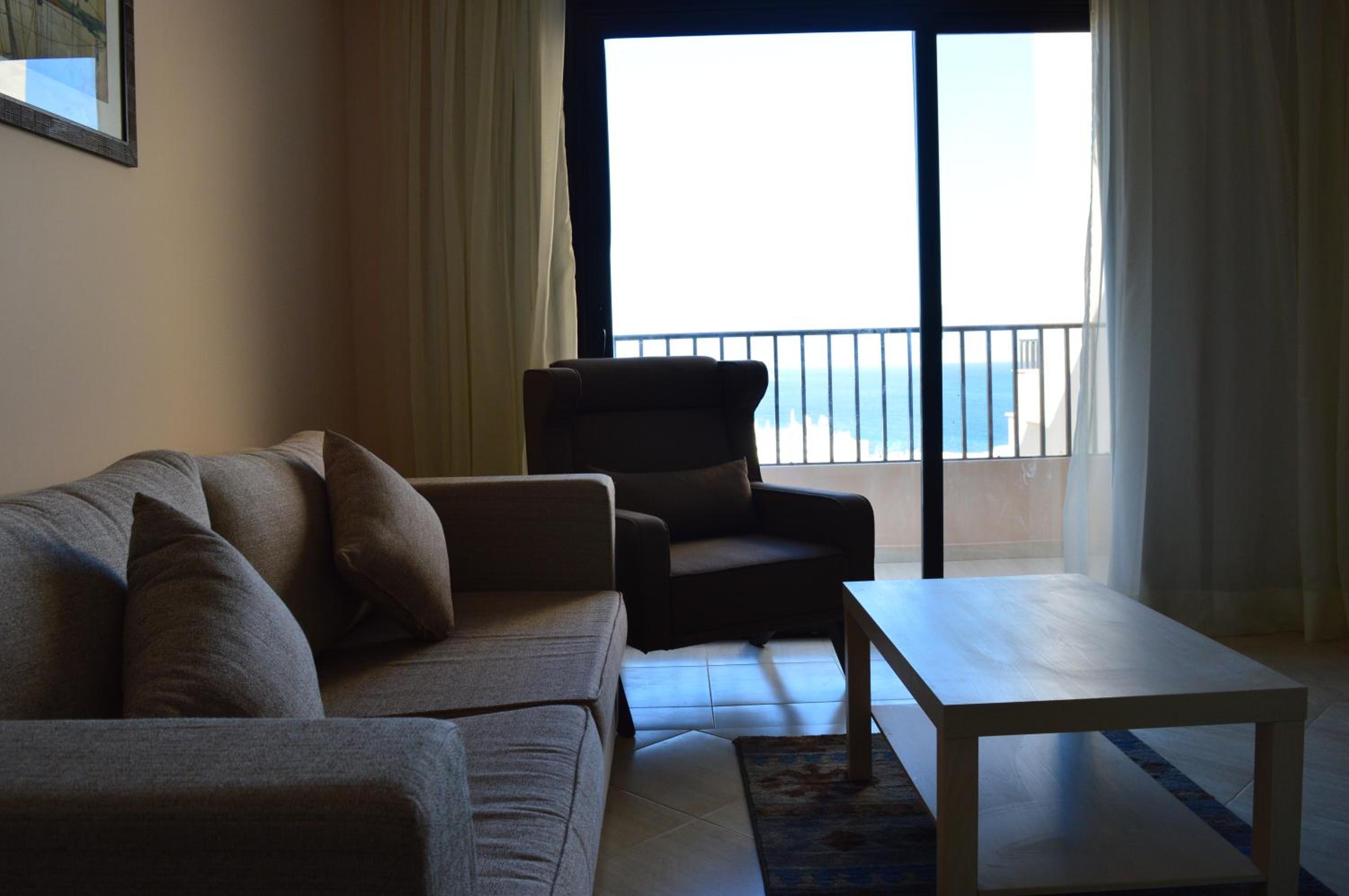 Deluxe Suite with Sea View - Photo 13