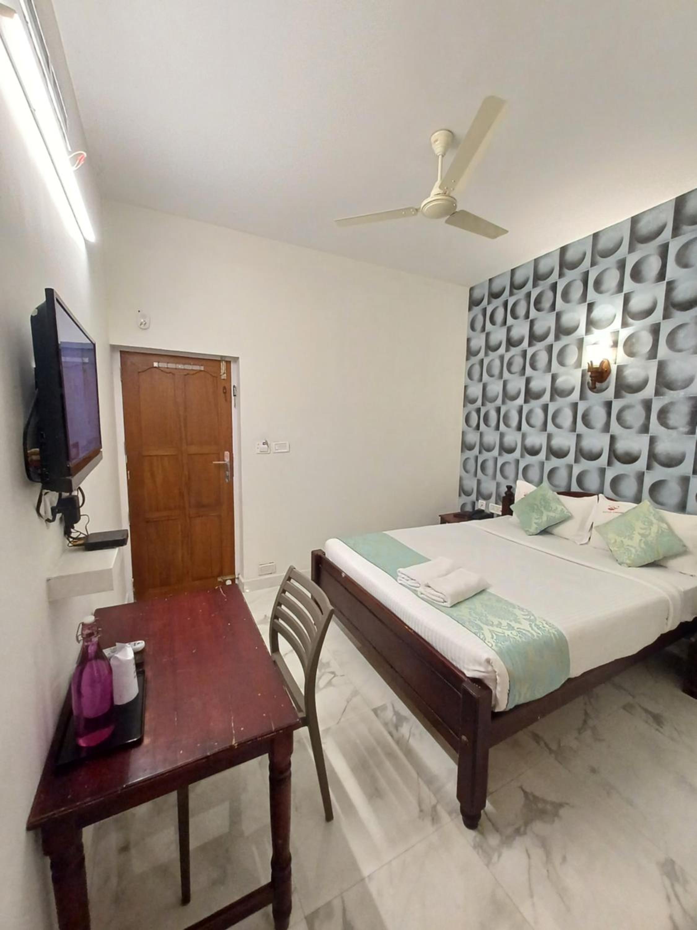 Deluxe Room - Photo 7