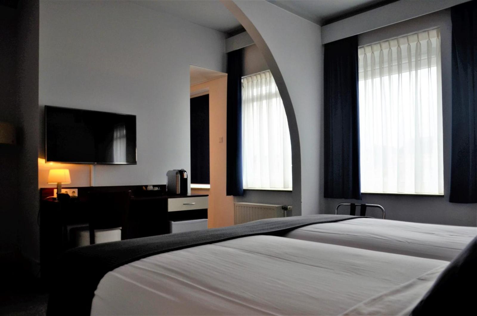Large Twin Room - Photo 5