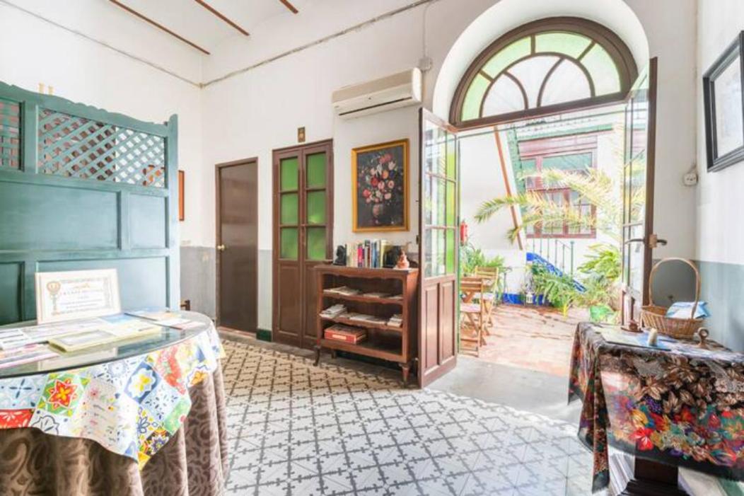 Double Room with Patio - Photo 12