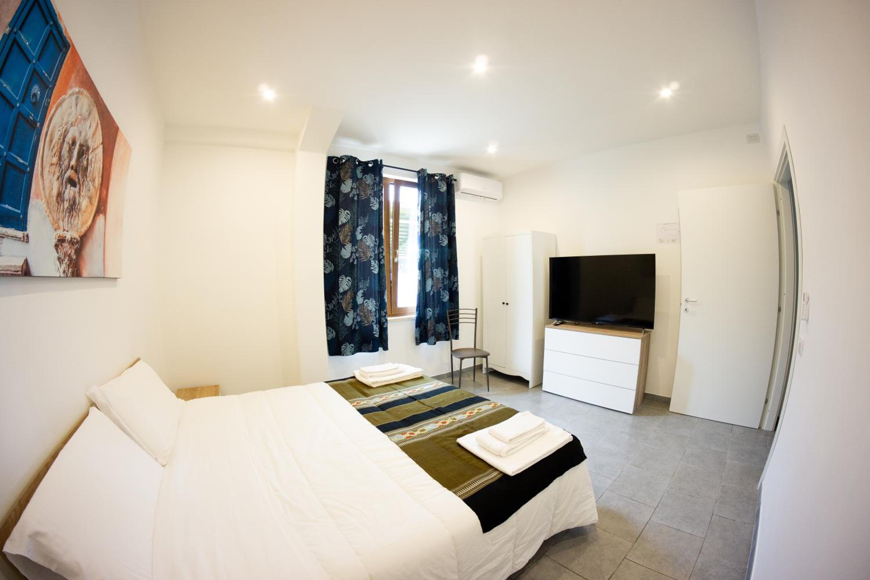 One-Bedroom Apartment photo 1