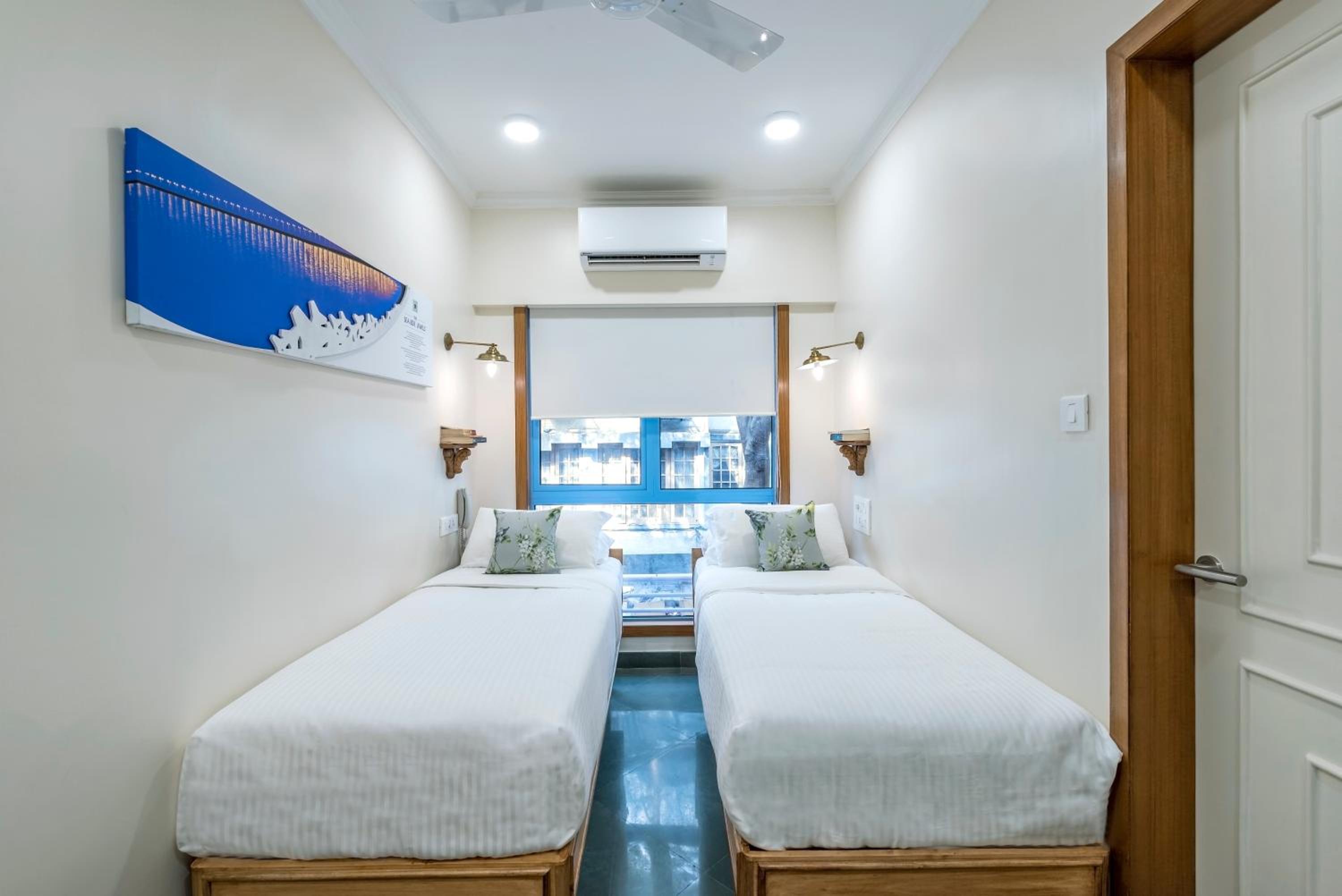 Luxury Room Twin Bed - Photo 1