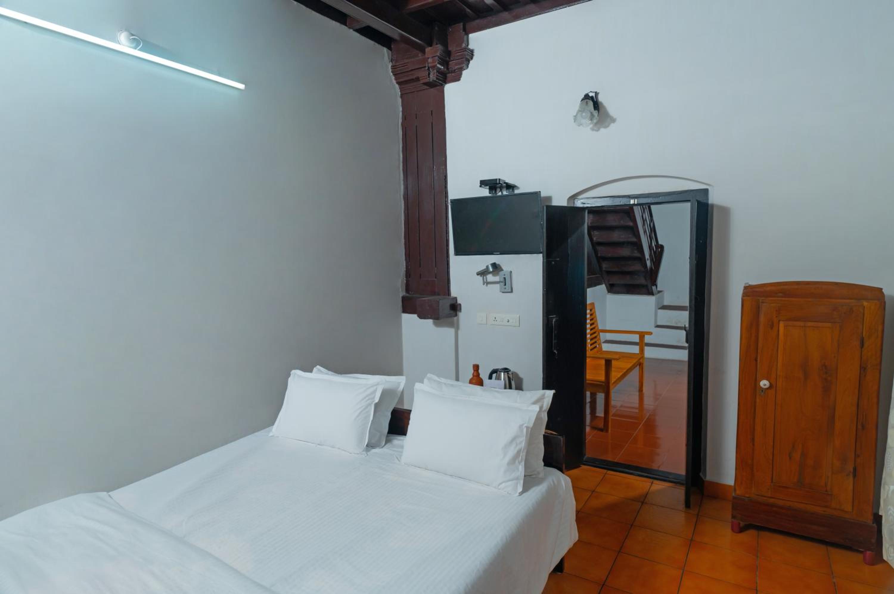 Deluxe Queen Room with Two Queen Beds photo 2