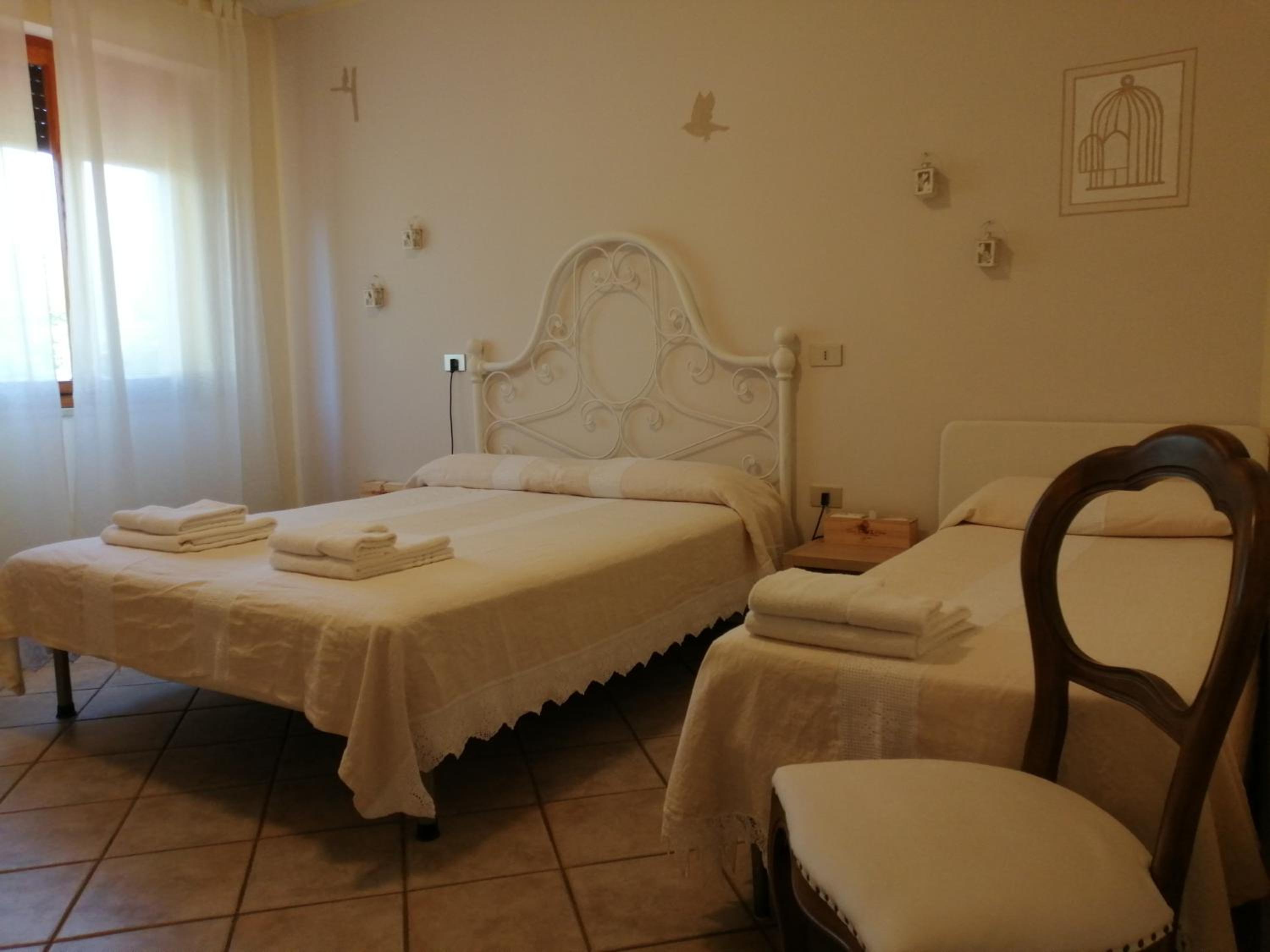 Triple Room with Private Bathroom - Photo 10
