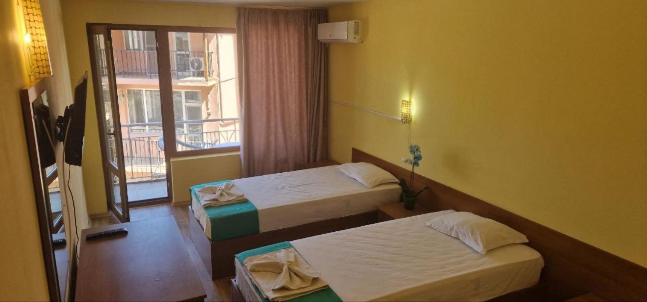 Twin Room with Balcony - Photo 2