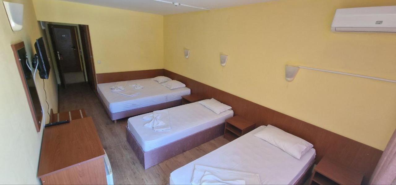 Triple Room with Balcony - Photo 6